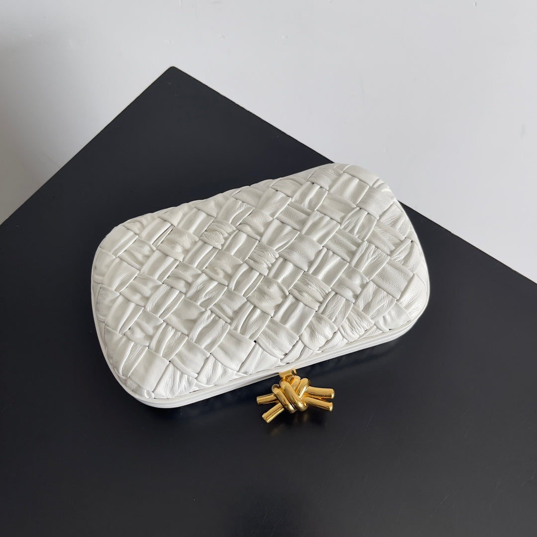 BOTTEGA VENETA CLASSIC KNOT 20 IN WHITE LAMBSKIN