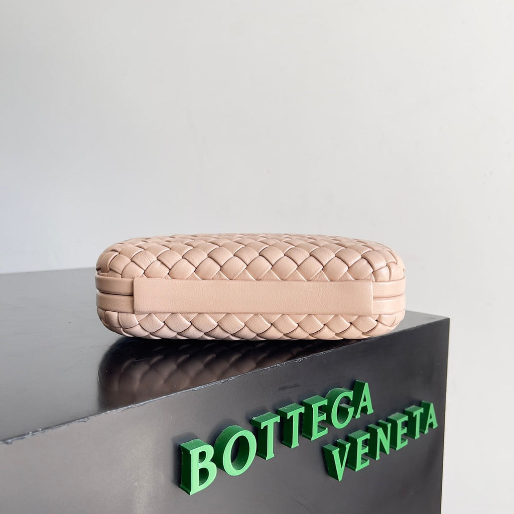 BOTTEGA VENETA CLASSIC KNOT 20 IN LOTUS LAMBSKIN