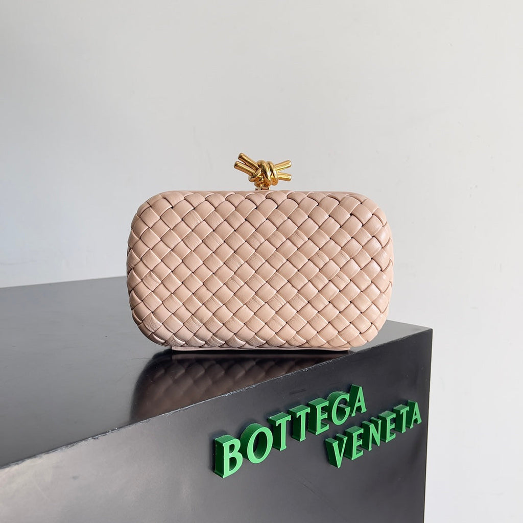 BOTTEGA VENETA CLASSIC KNOT 20 IN LOTUS LAMBSKIN