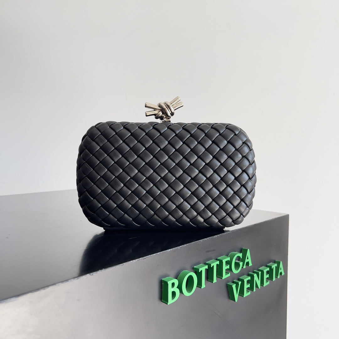 BOTTEGA VENETA CLASSIC KNOT 20 IN BLACK LAMBSKIN