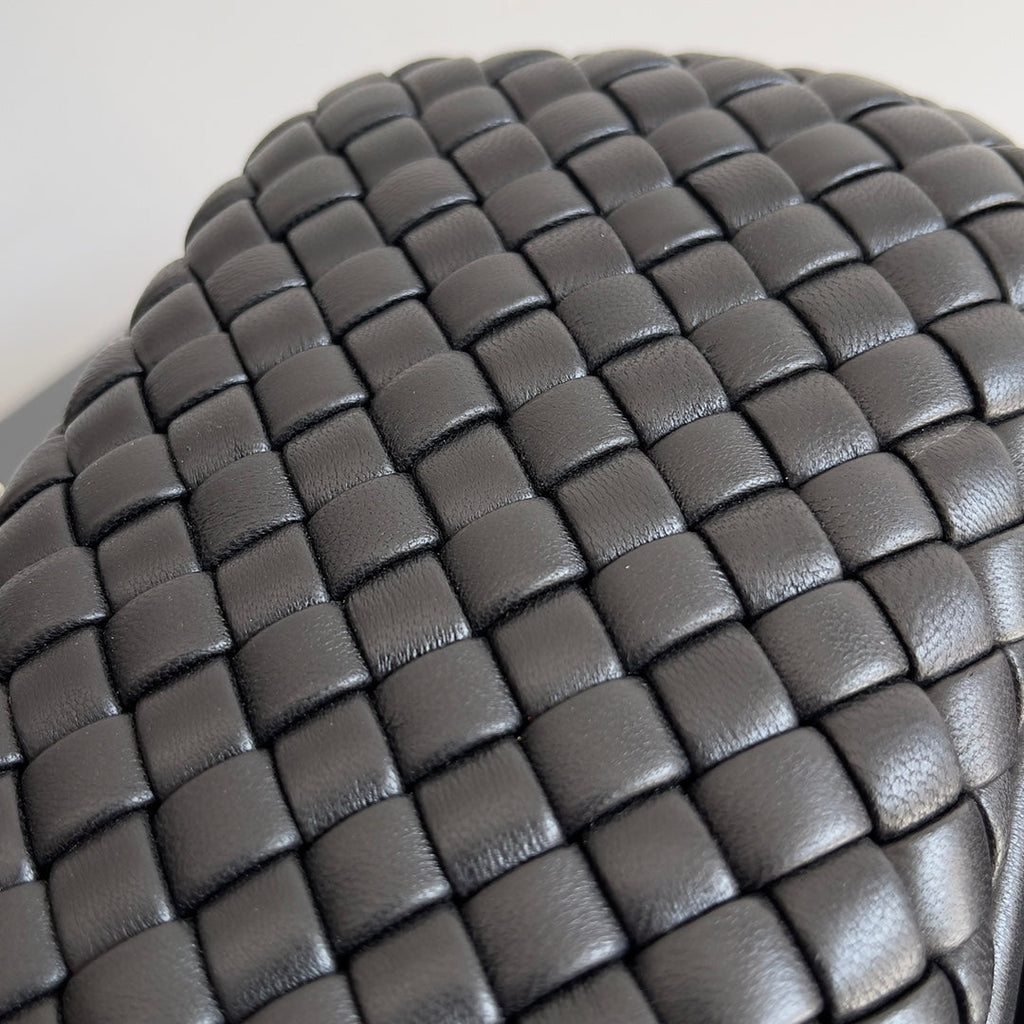 BOTTEGA VENETA CLASSIC KNOT 20 IN BLACK LAMBSKIN