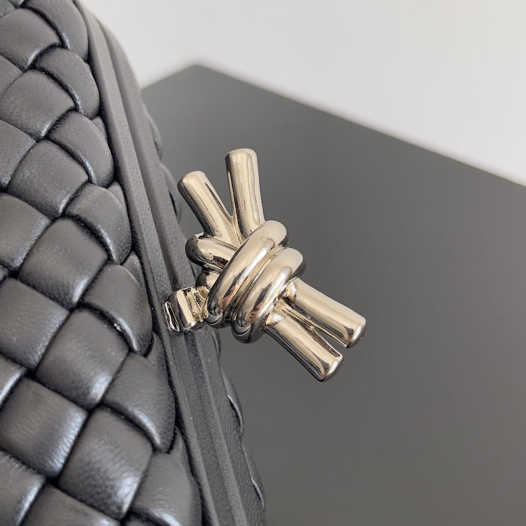 BOTTEGA VENETA CLASSIC KNOT 20 IN BLACK LAMBSKIN