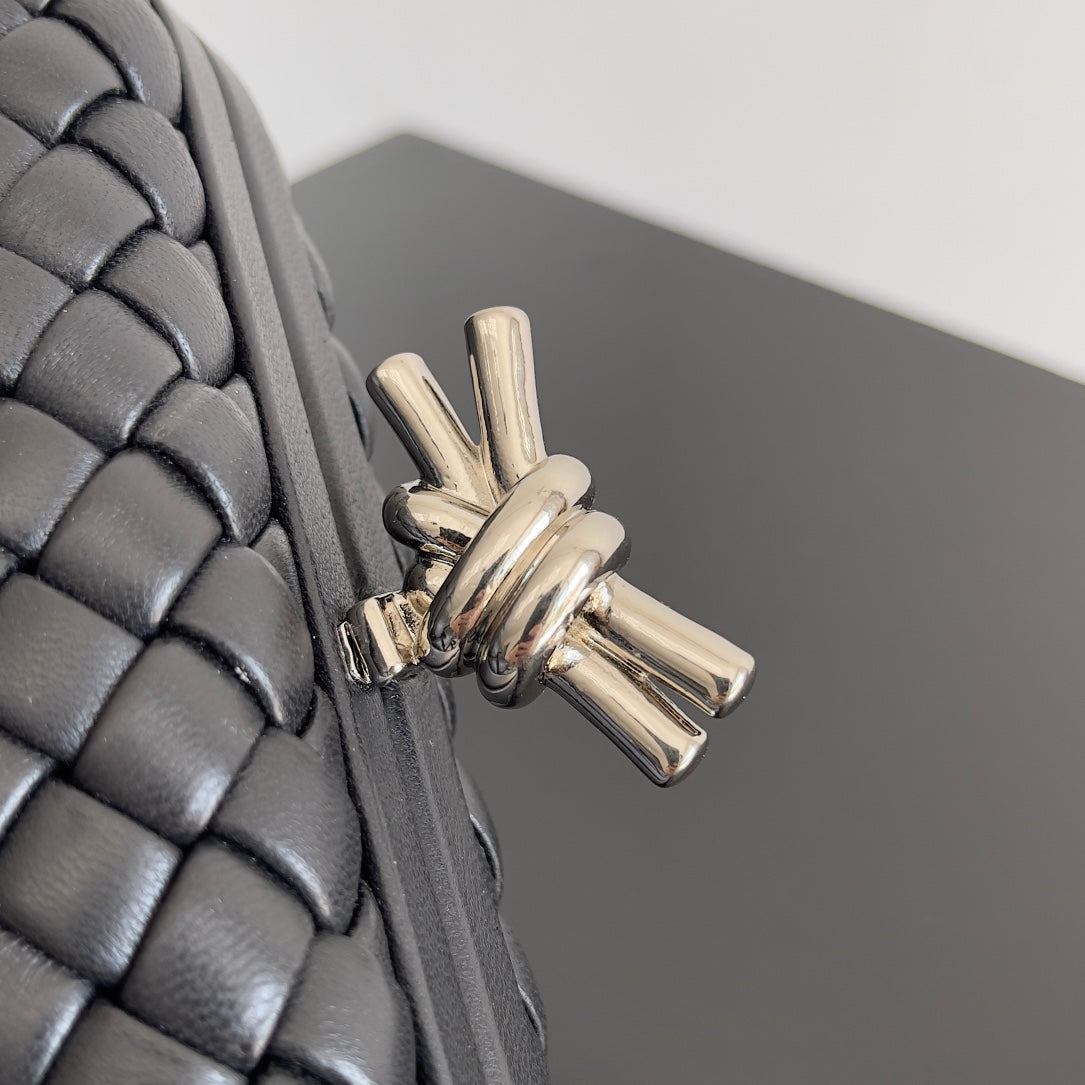 BOTTEGA VENETA CLASSIC KNOT 20 IN BLACK LAMBSKIN
