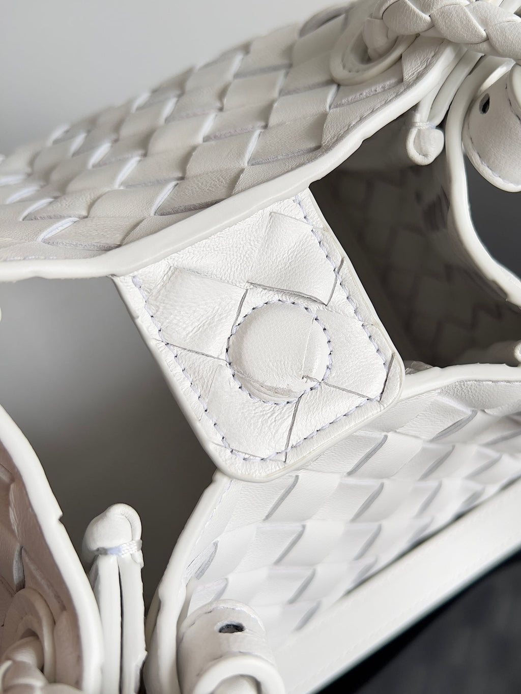 BOTTEGA VENETA BV Small Parachute 21 White Lambskin Ghw