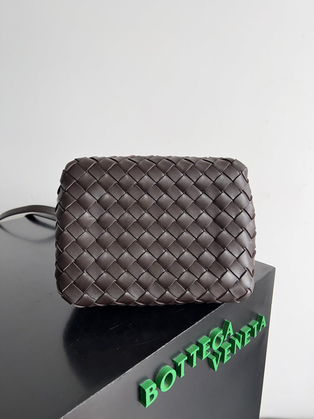 BOTTEGA VENETA BV Small Parachute 21 Chocolate Lambskin Ghw