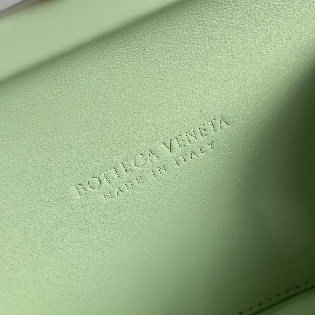 BOTTEGA VENETA KNOT CHAIN CLUTCH 20.5 IN LIGHT GREEN LAMBSKIN