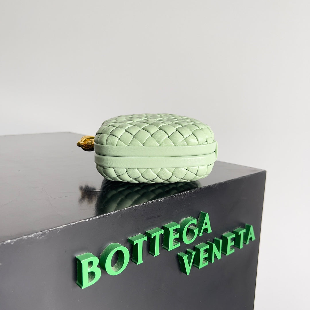 BOTTEGA VENETA KNOT CHAIN CLUTCH 20.5 IN LIGHT GREEN LAMBSKIN