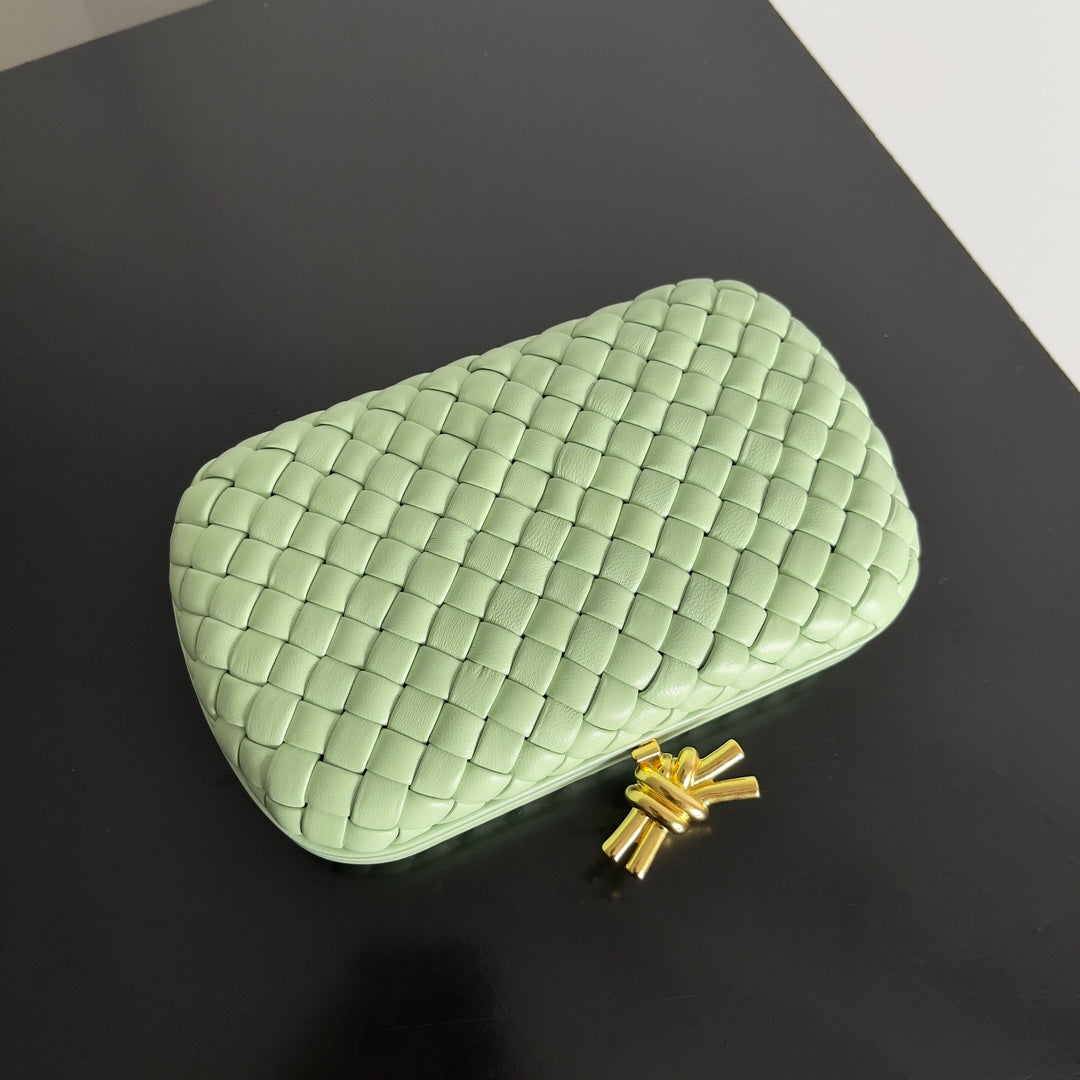 BOTTEGA VENETA KNOT CHAIN CLUTCH 20.5 IN LIGHT GREEN LAMBSKIN