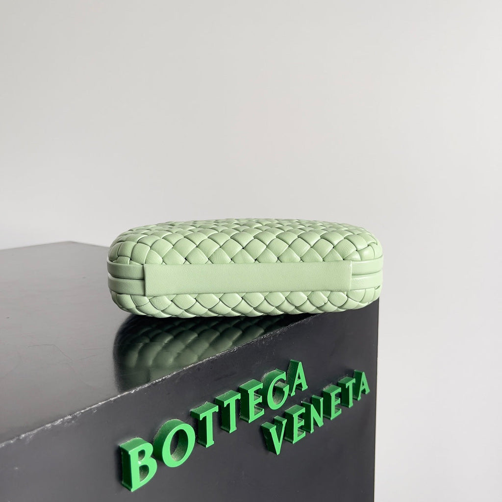 BOTTEGA VENETA KNOT CHAIN CLUTCH 20.5 IN LIGHT GREEN LAMBSKIN