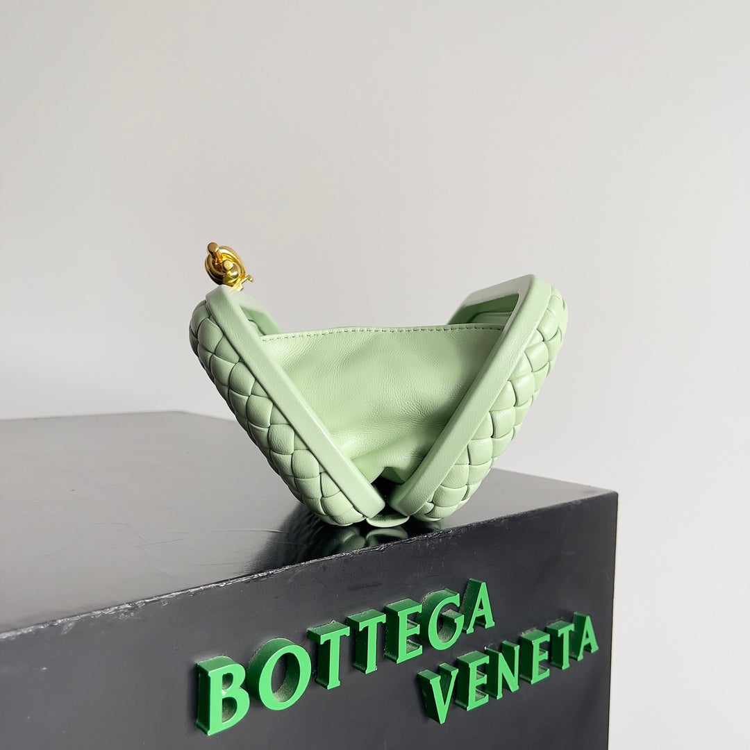 BOTTEGA VENETA KNOT CHAIN CLUTCH 20.5 IN LIGHT GREEN LAMBSKIN