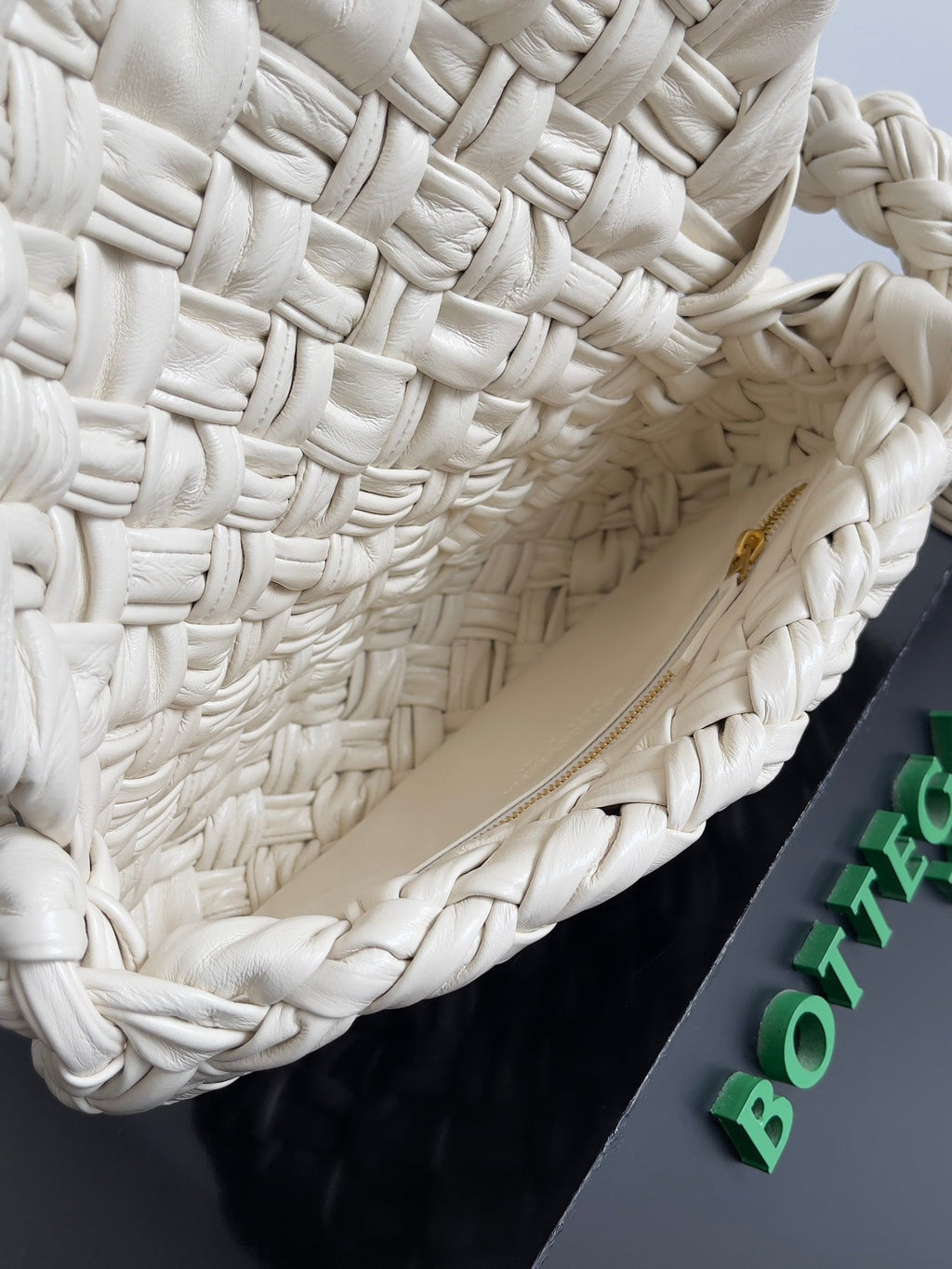 BOTTEGA VENETA KALIMERO CITTÀ 25 IN OFF WHITE CALFSKIN