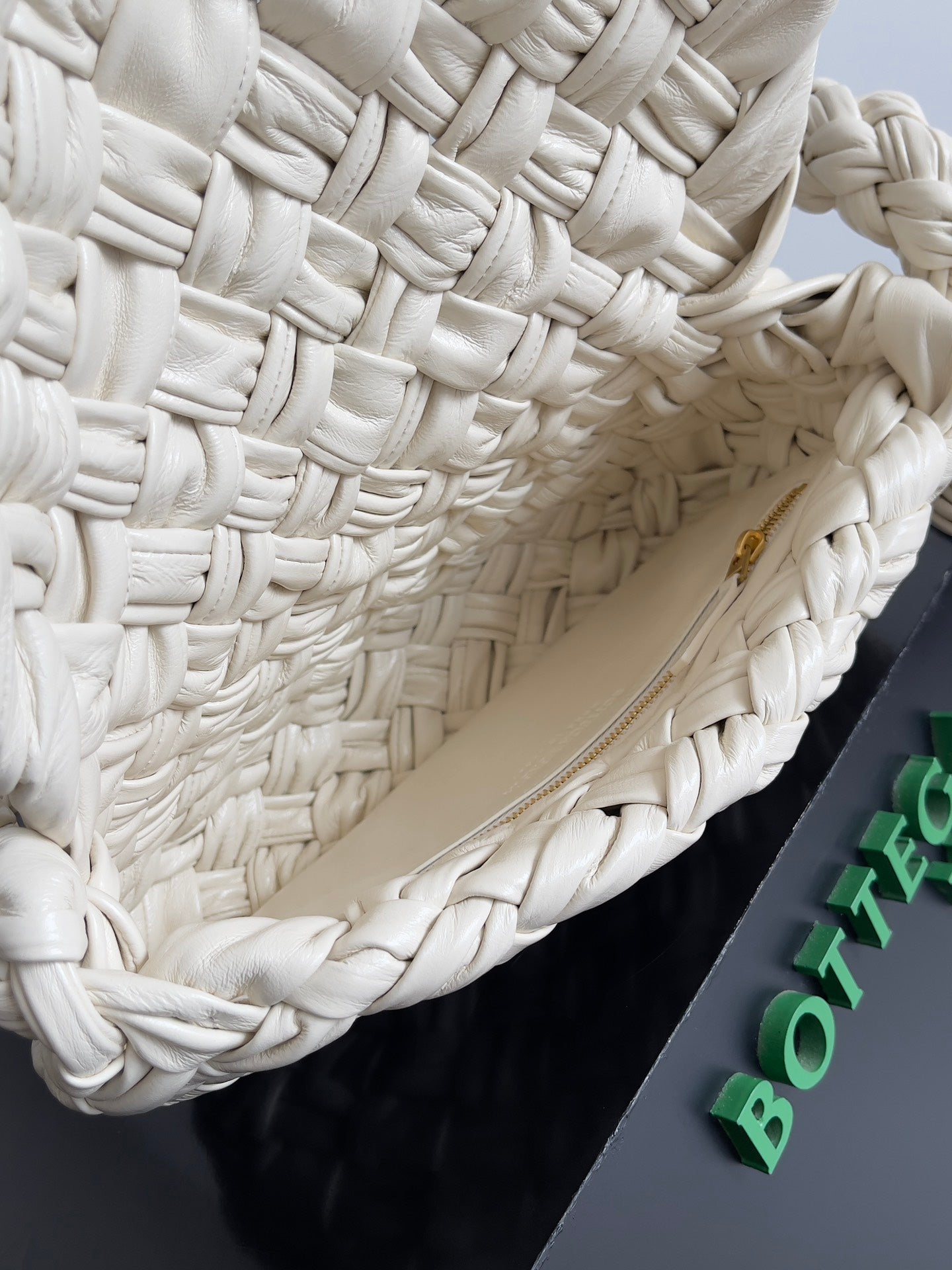 BOTTEGA VENETA KALIMERO CITTÀ 25 IN OFF WHITE CALFSKIN