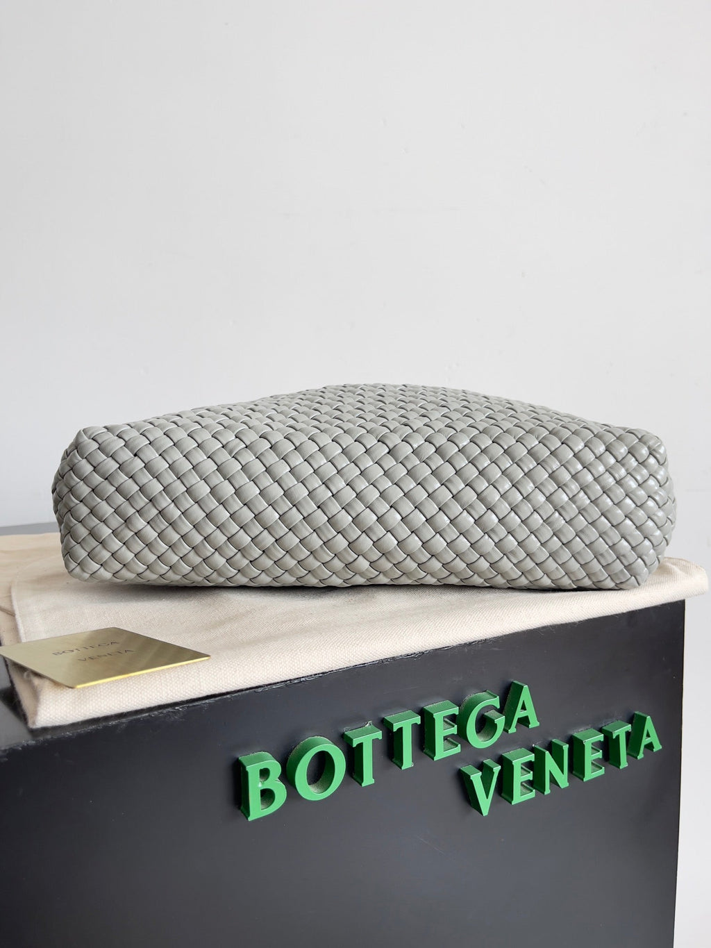 BOTTEGA VENETA TOSCA SHOULDER BAG 27 IN AGATE GREY LAMBSKIN WITH DALMATA STONE DETAIL