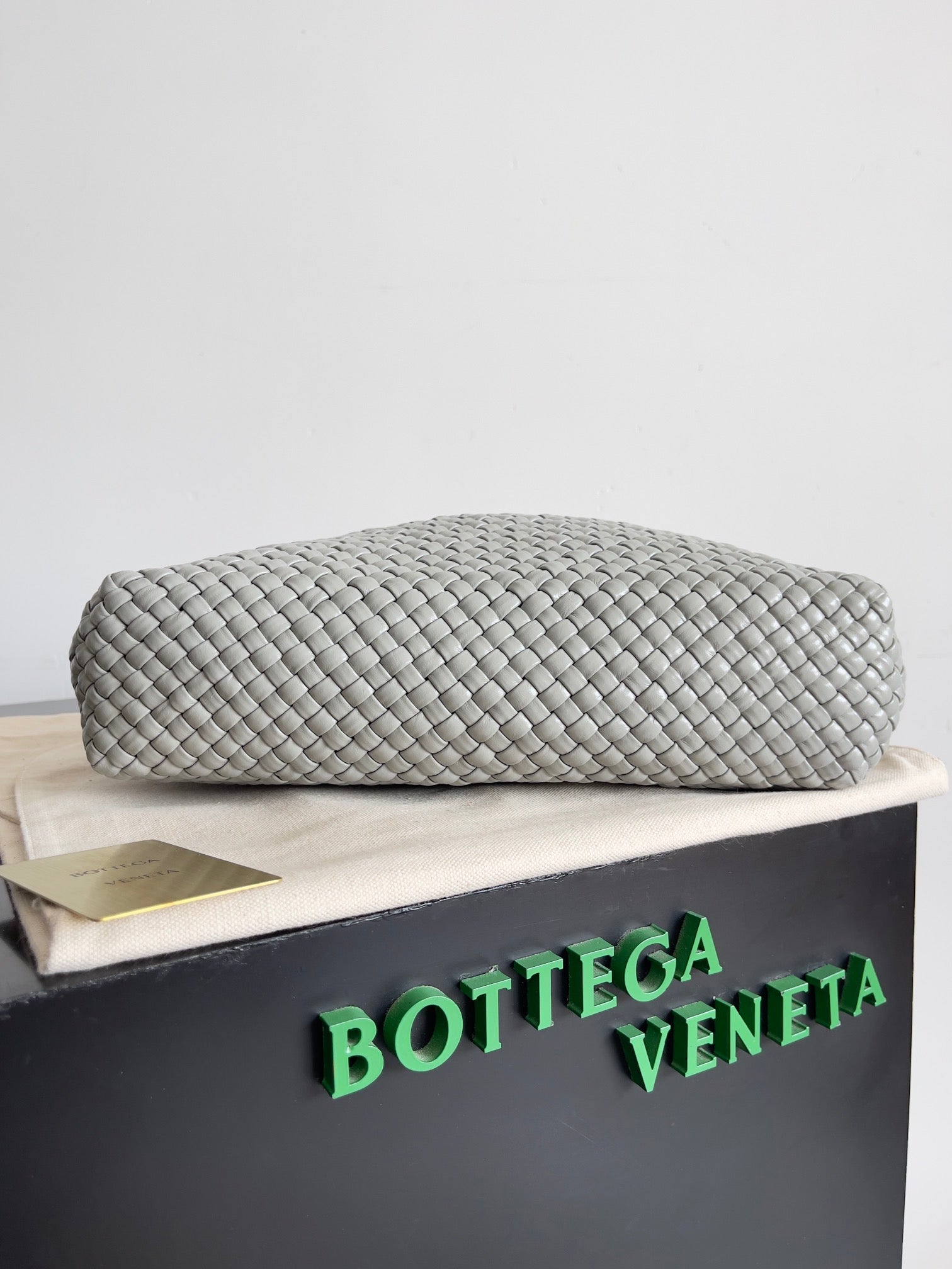BOTTEGA VENETA TOSCA SHOULDER BAG 27 IN AGATE GREY LAMBSKIN WITH DALMATA STONE DETAIL