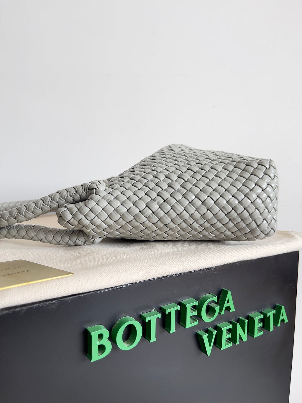 BOTTEGA VENETA TOSCA SHOULDER BAG 27 IN AGATE GREY LAMBSKIN WITH DALMATA STONE DETAIL