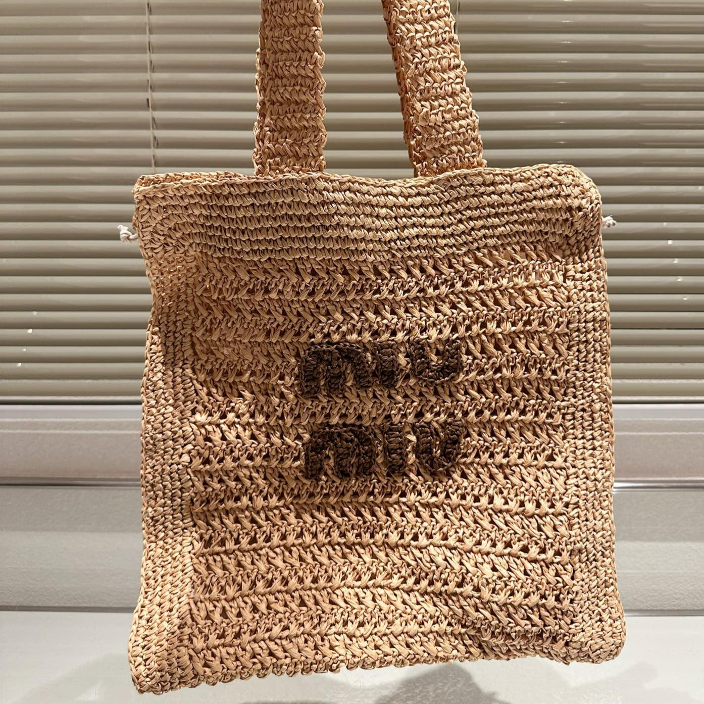 MIU MIU TOTE 38 BAG IN BEIGE BROWN STRAW WOVEN