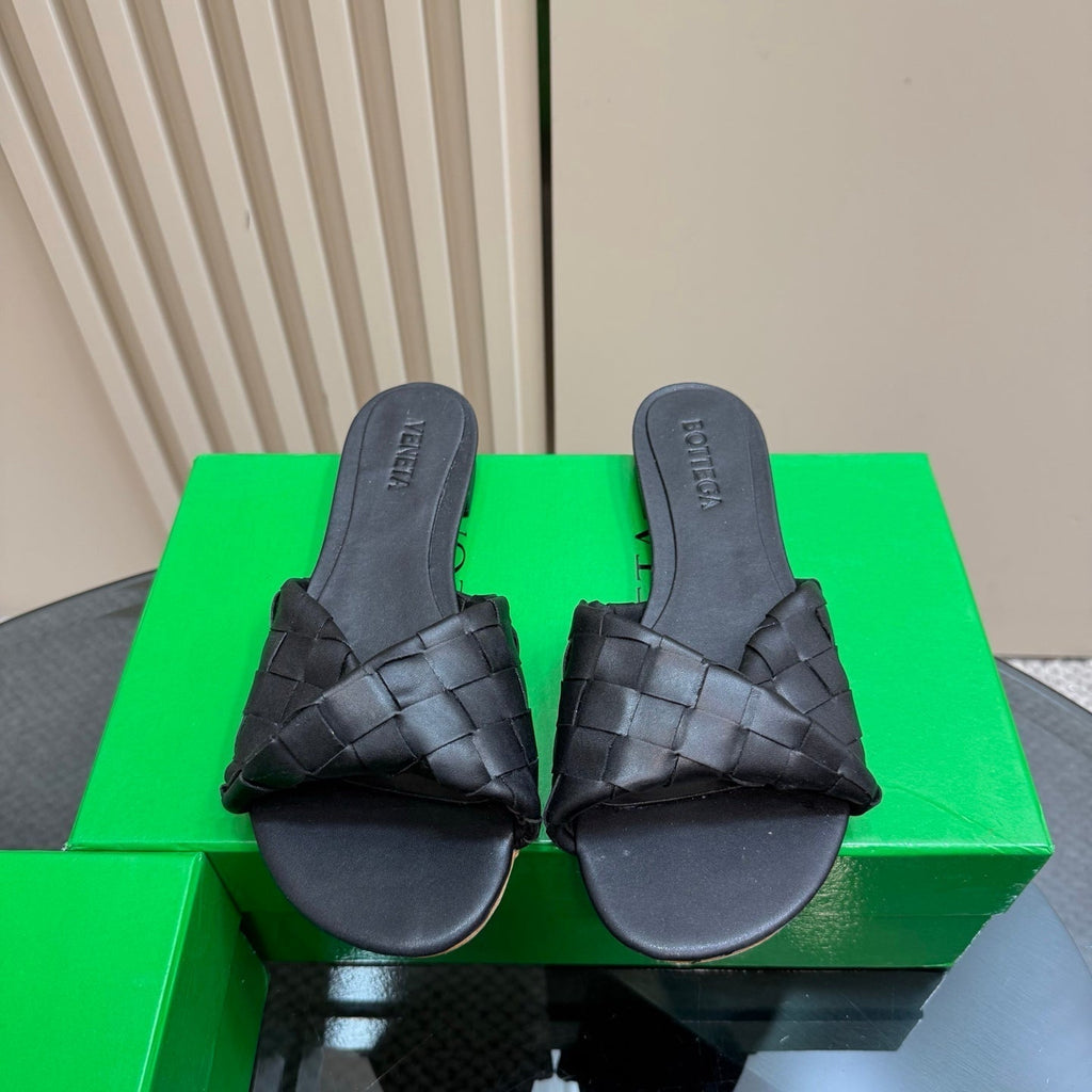 BOTTEGA VENETA BLINK FLAT MULE IN BLACK INTRECCIATO LEATHER
