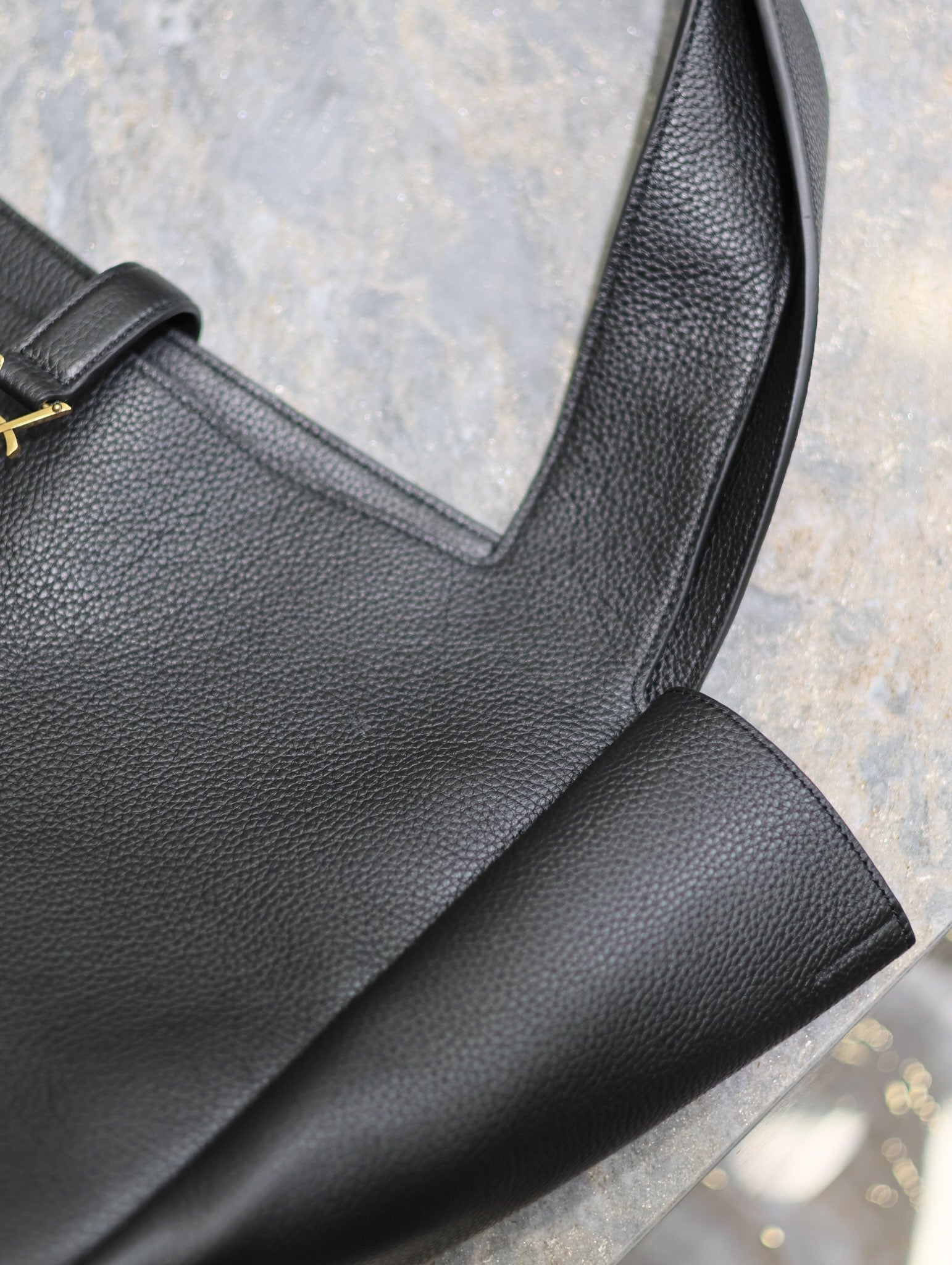 SAINT LAURENT LE 5 À 7 BEA TOTE BAG 50 IN BLACK LAMBSKIN GOLD LOGO