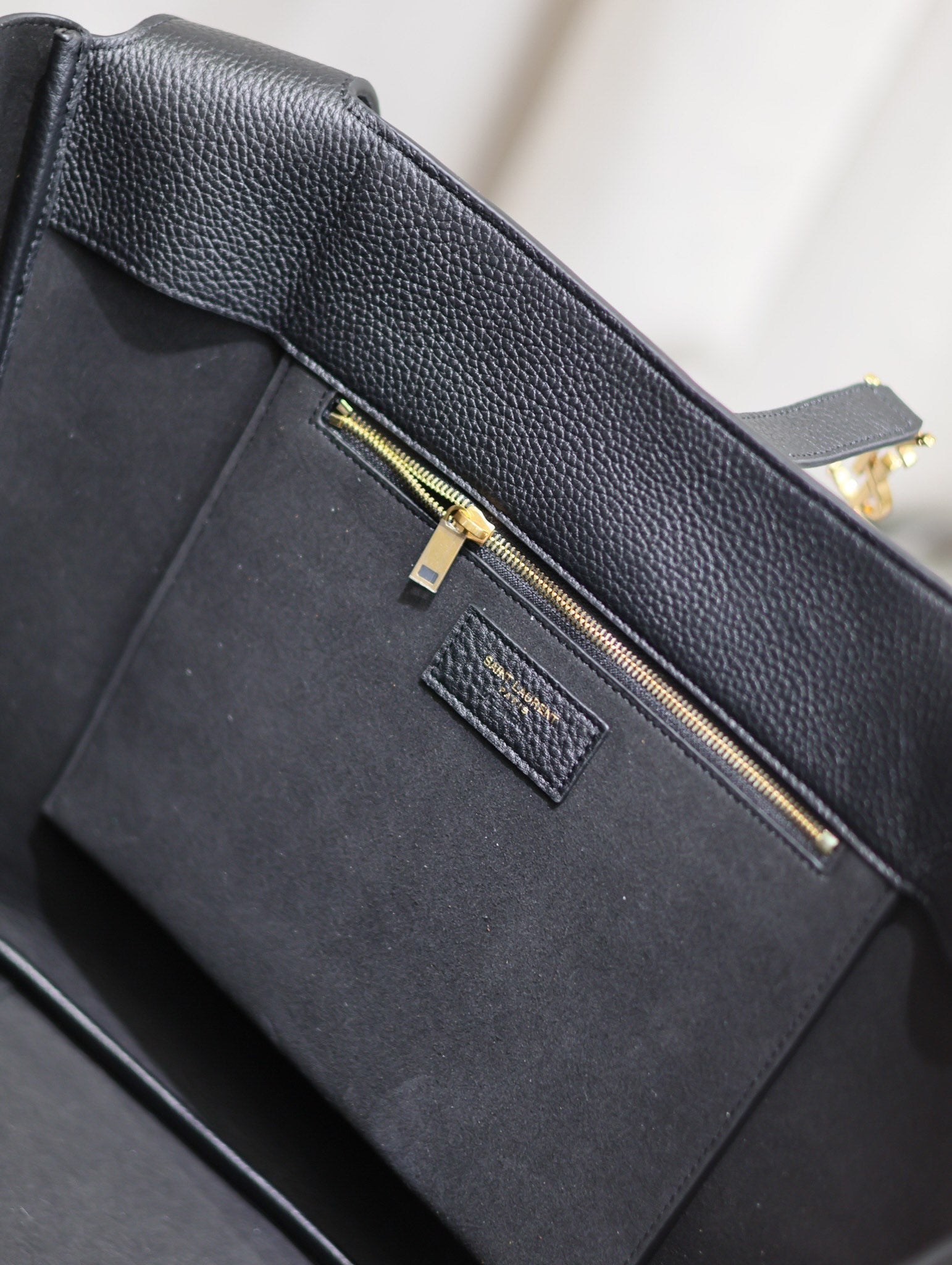 SAINT LAURENT LE 5 À 7 BEA TOTE BAG 50 IN BLACK LAMBSKIN GOLD LOGO