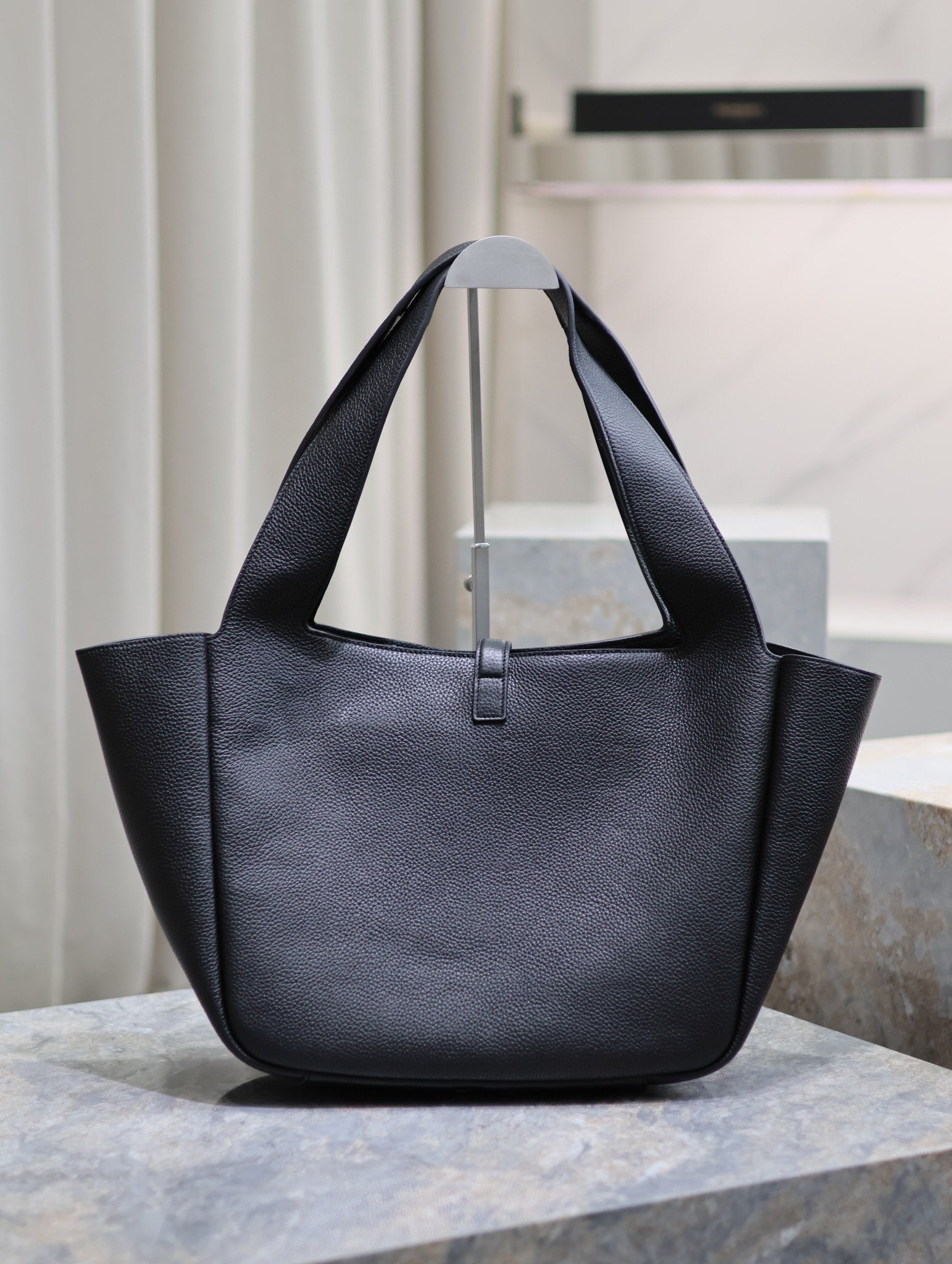 SAINT LAURENT LE 5 À 7 BEA TOTE BAG 50 IN BLACK LAMBSKIN GOLD LOGO