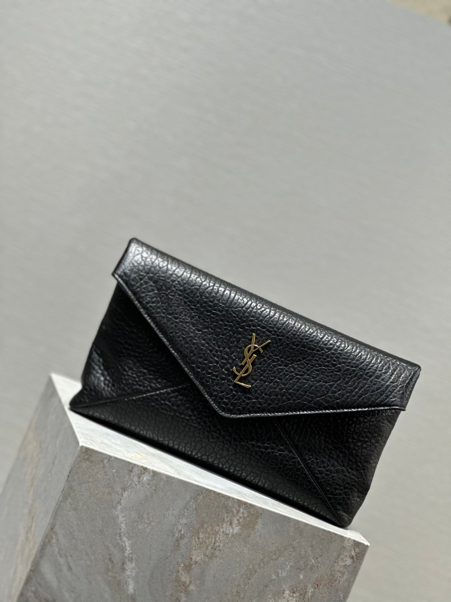 SAINT LAURENT ENVELOPE CLUTCH 29 IN BLACK LAMBSKIN COPPER LOGO