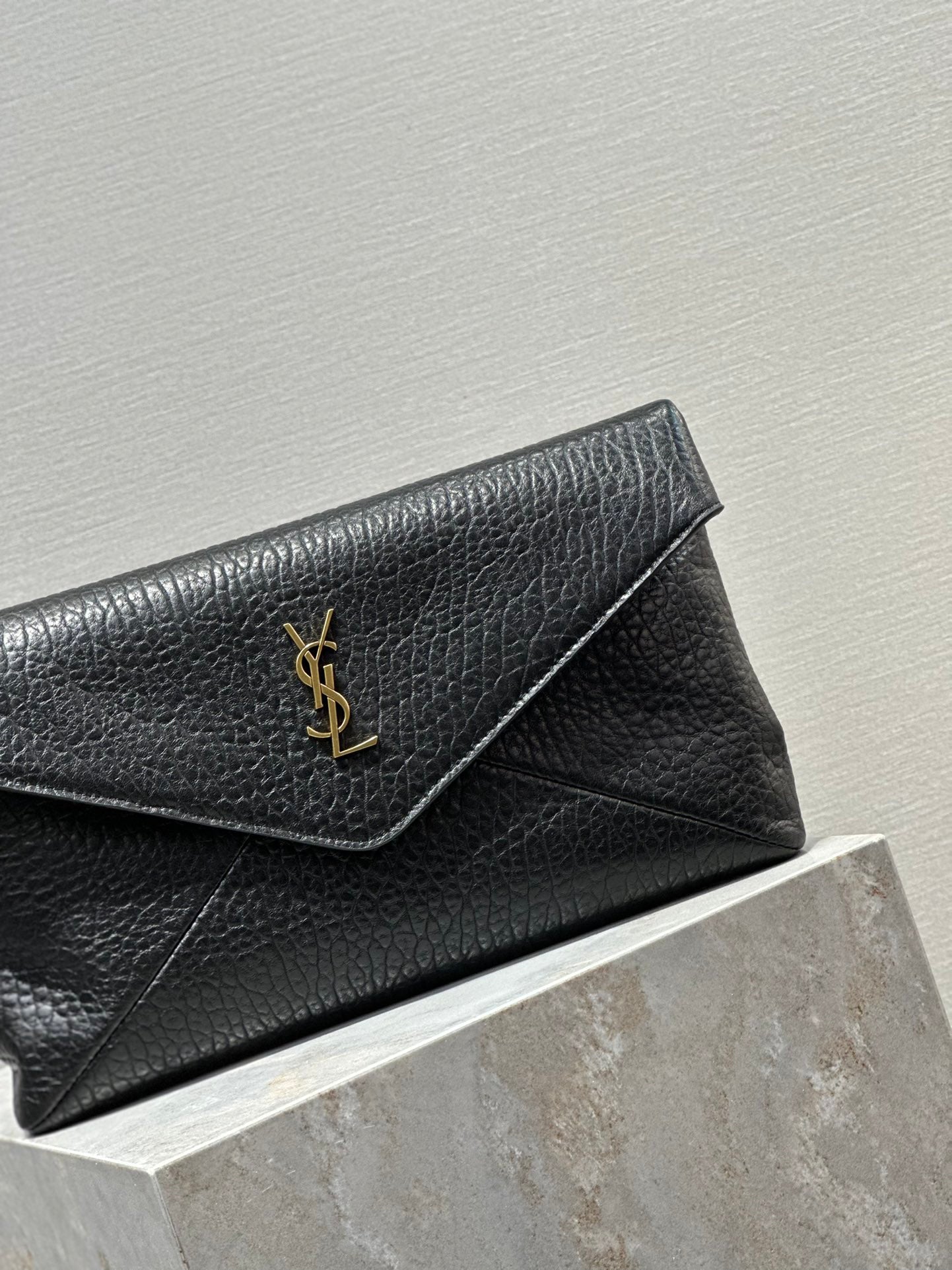 SAINT LAURENT ENVELOPE CLUTCH 29 IN BLACK LAMBSKIN COPPER LOGO