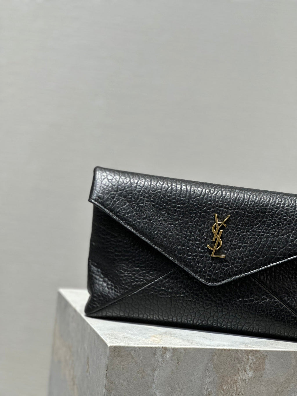 SAINT LAURENT ENVELOPE CLUTCH 29 IN BLACK LAMBSKIN COPPER LOGO