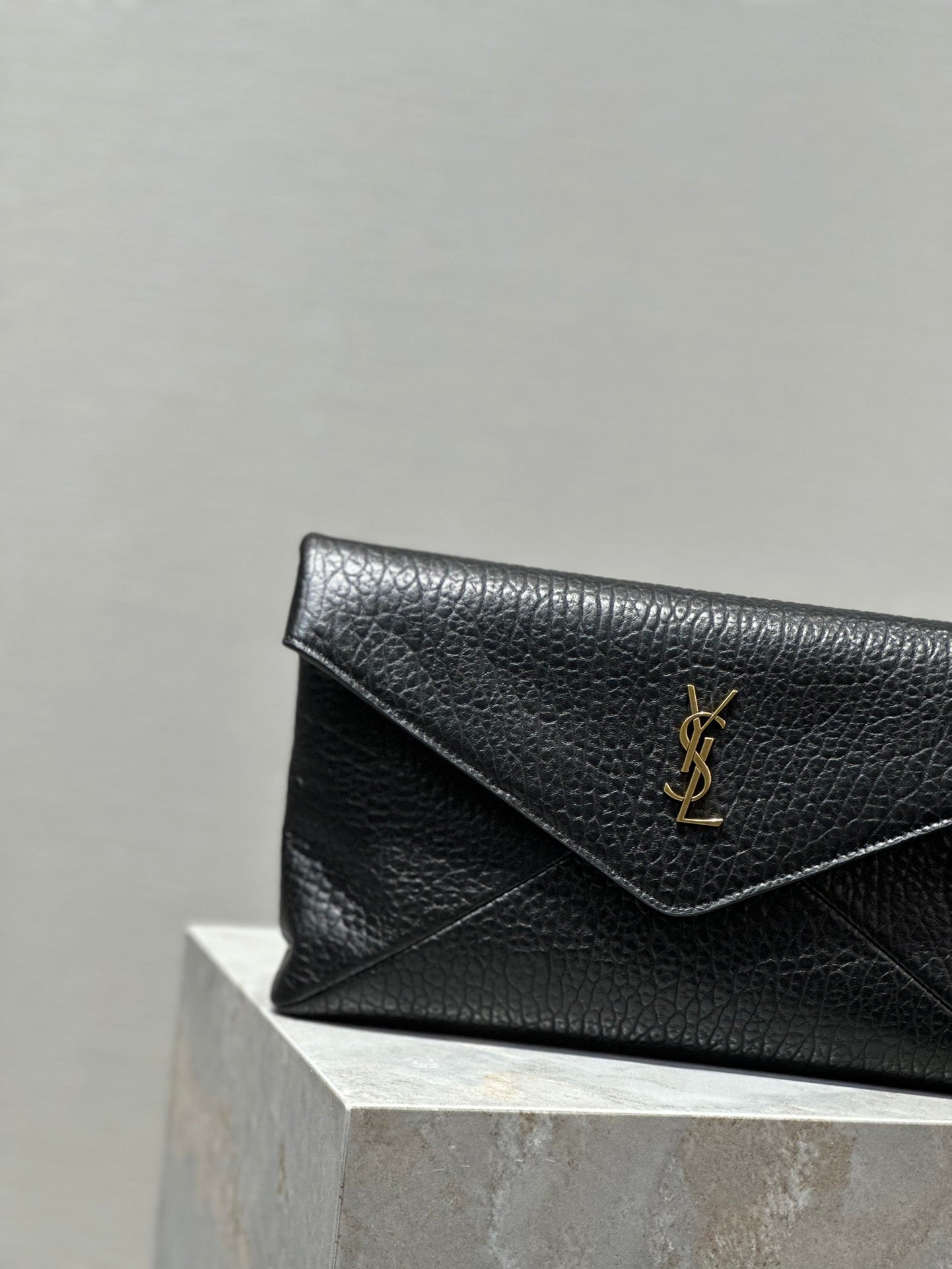 SAINT LAURENT ENVELOPE CLUTCH 29 IN BLACK LAMBSKIN COPPER LOGO