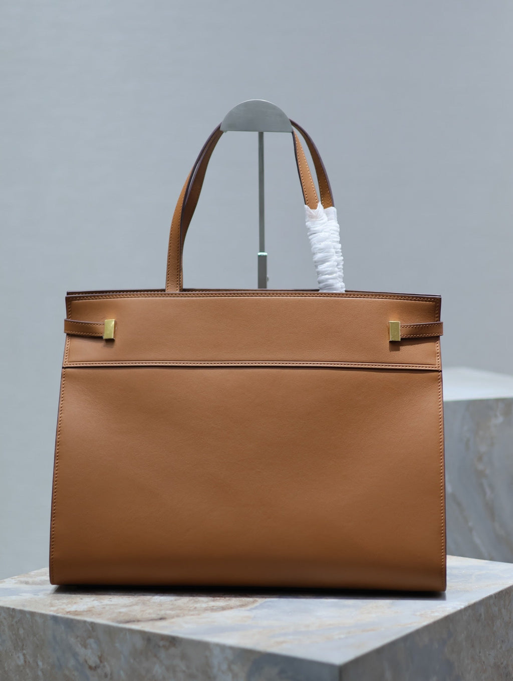 SAINT LAURENT MANHATTAN SHOPPING BAG 40 IN TAWNY BROWN SMOOTH LAMBSKIN GOLD BUCKLE