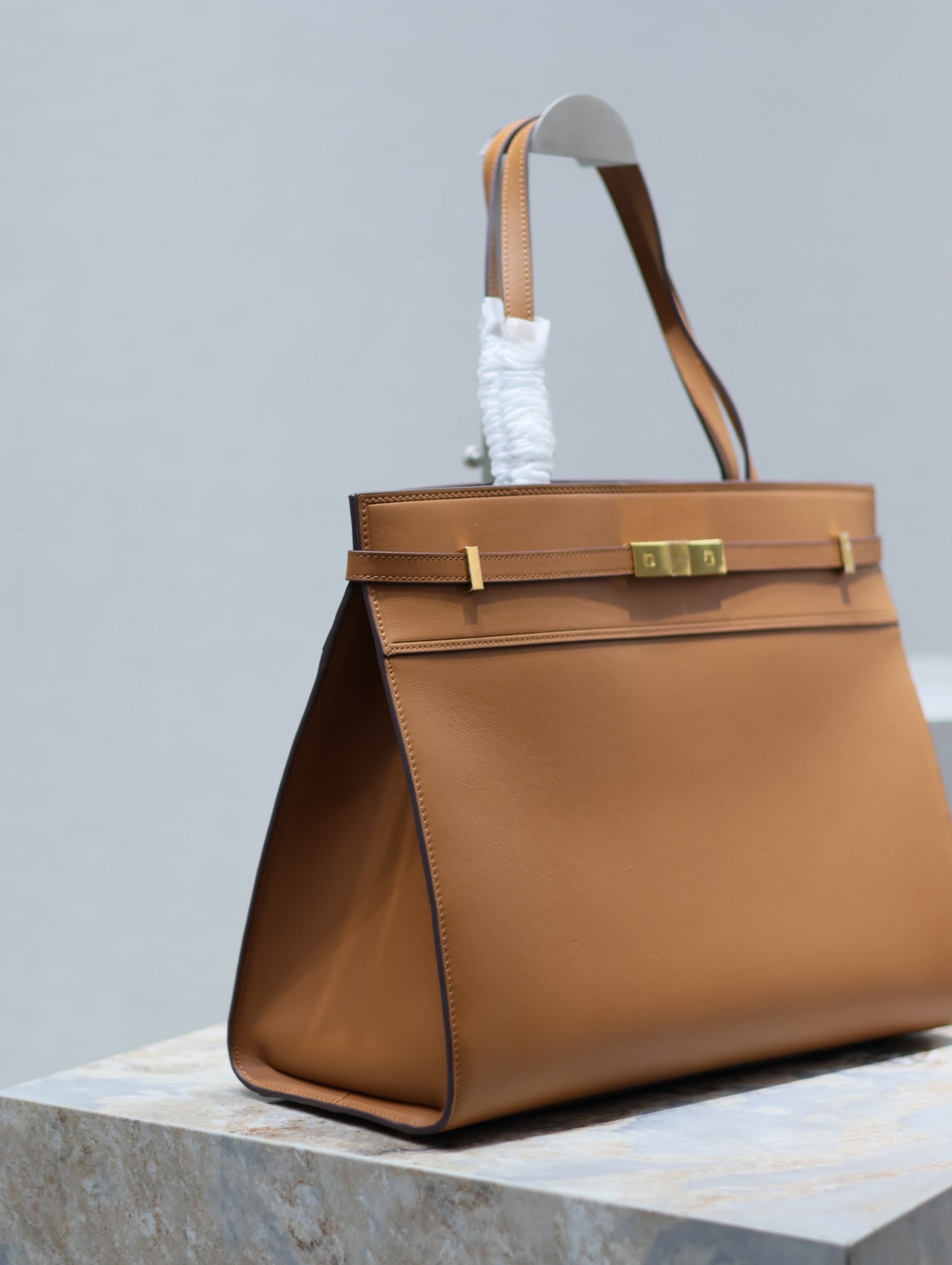 SAINT LAURENT MANHATTAN SHOPPING BAG 40 IN TAWNY BROWN SMOOTH LAMBSKIN GOLD BUCKLE