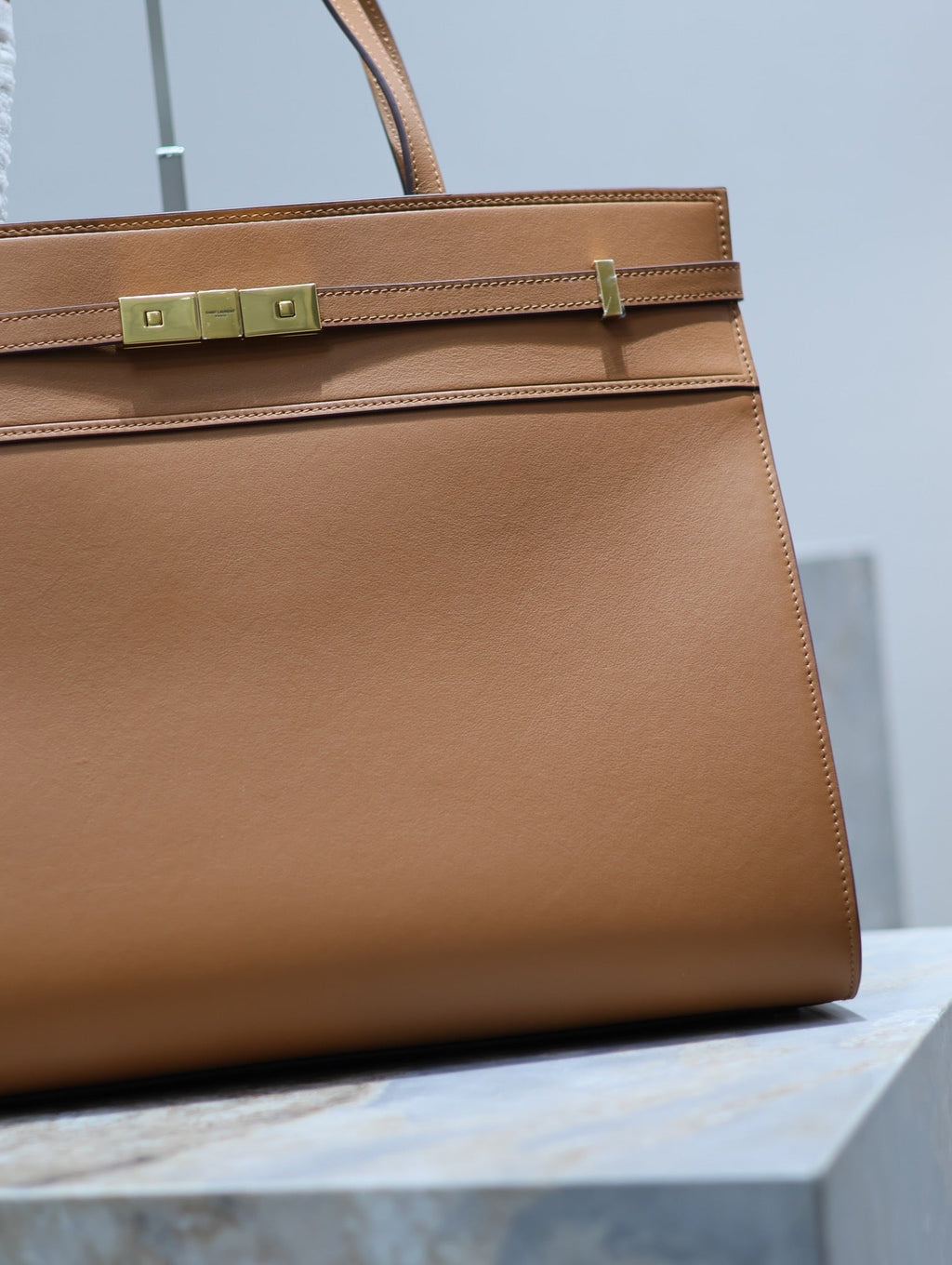 SAINT LAURENT MANHATTAN SHOPPING BAG 40 IN TAWNY BROWN SMOOTH LAMBSKIN GOLD BUCKLE