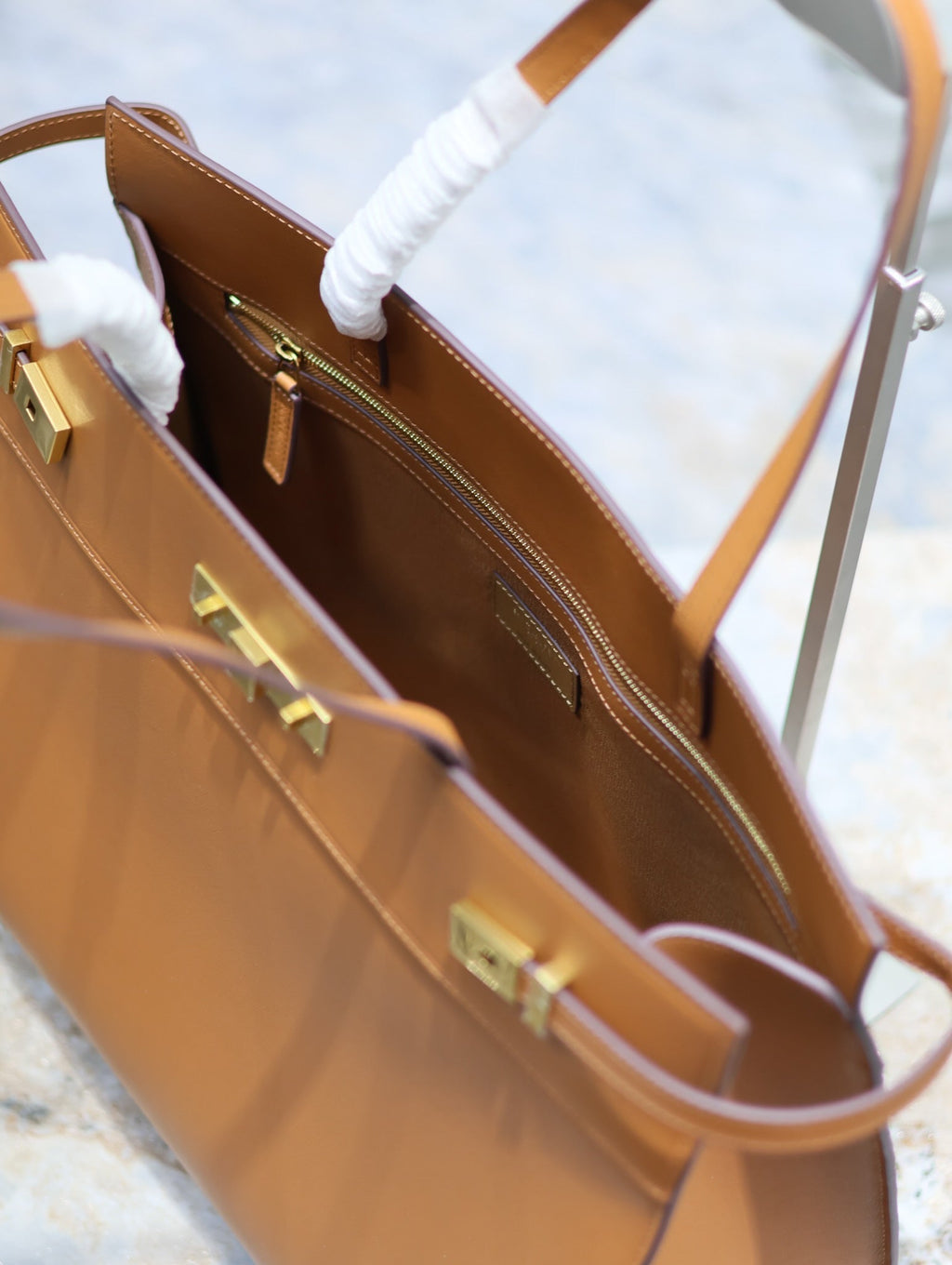 SAINT LAURENT MANHATTAN SHOPPING BAG 40 IN TAWNY BROWN SMOOTH LAMBSKIN GOLD BUCKLE