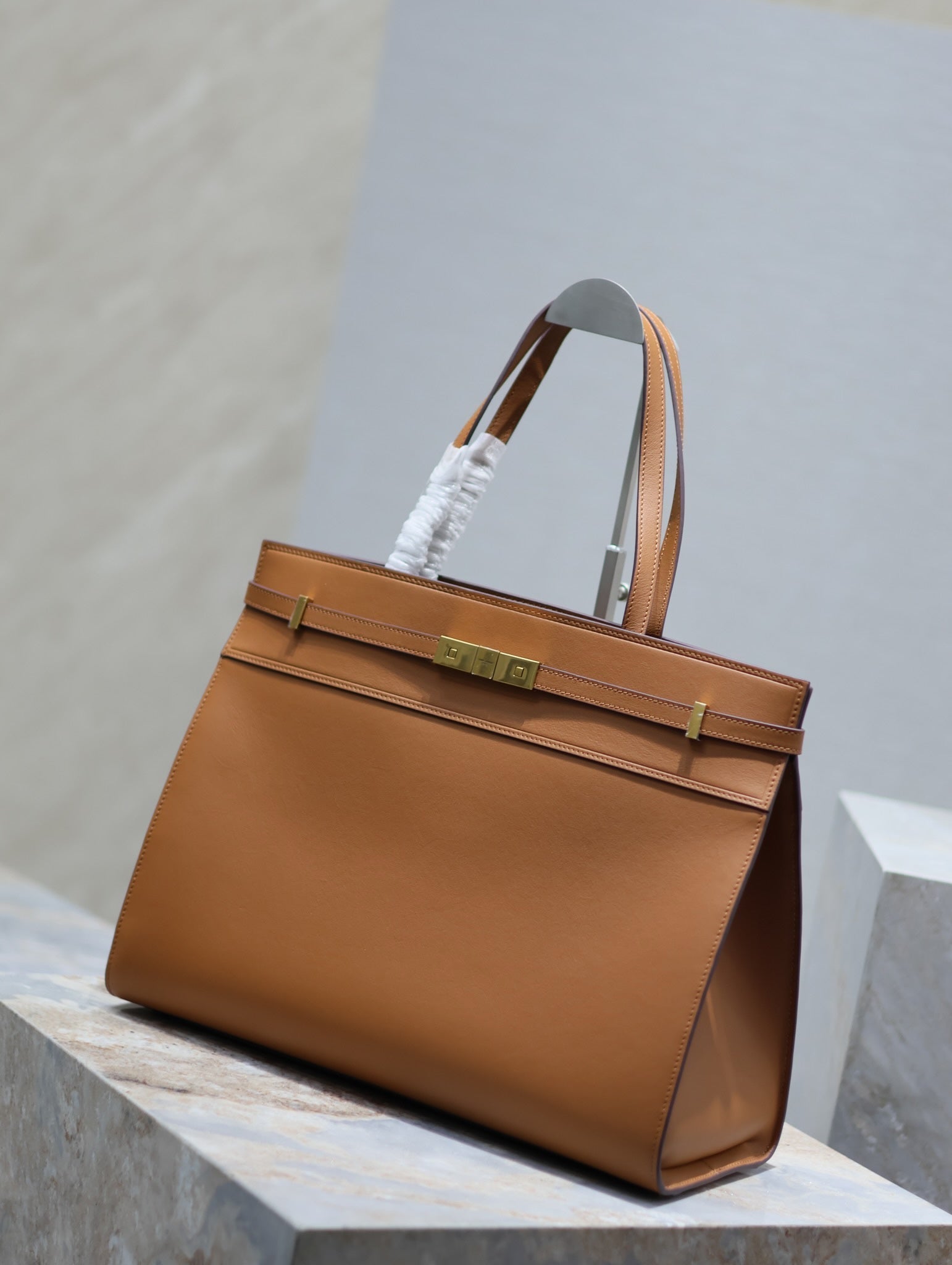 SAINT LAURENT MANHATTAN SHOPPING BAG 40 IN TAWNY BROWN SMOOTH LAMBSKIN GOLD BUCKLE