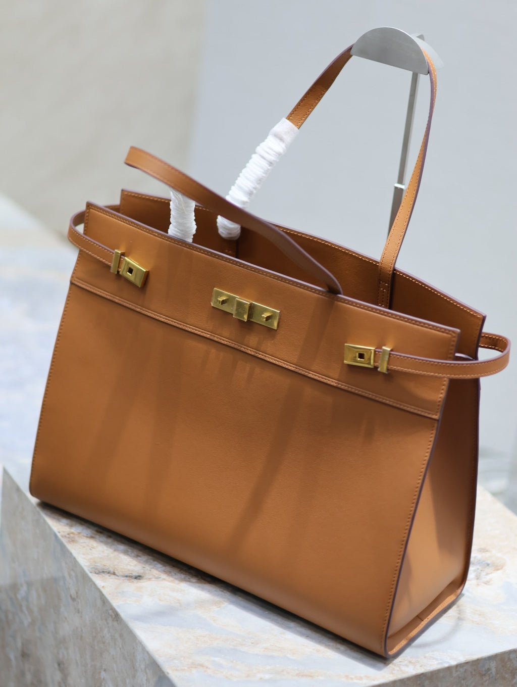 SAINT LAURENT MANHATTAN SHOPPING BAG 40 IN TAWNY BROWN SMOOTH LAMBSKIN GOLD BUCKLE