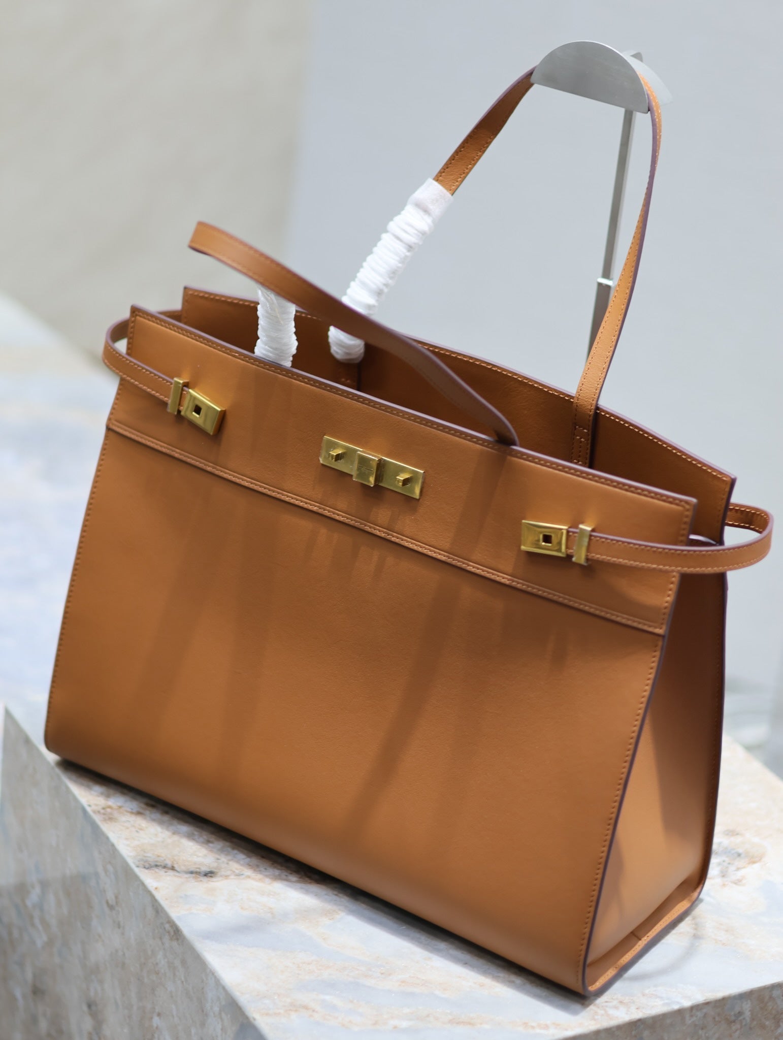 SAINT LAURENT MANHATTAN SHOPPING BAG 40 IN TAWNY BROWN SMOOTH LAMBSKIN GOLD BUCKLE
