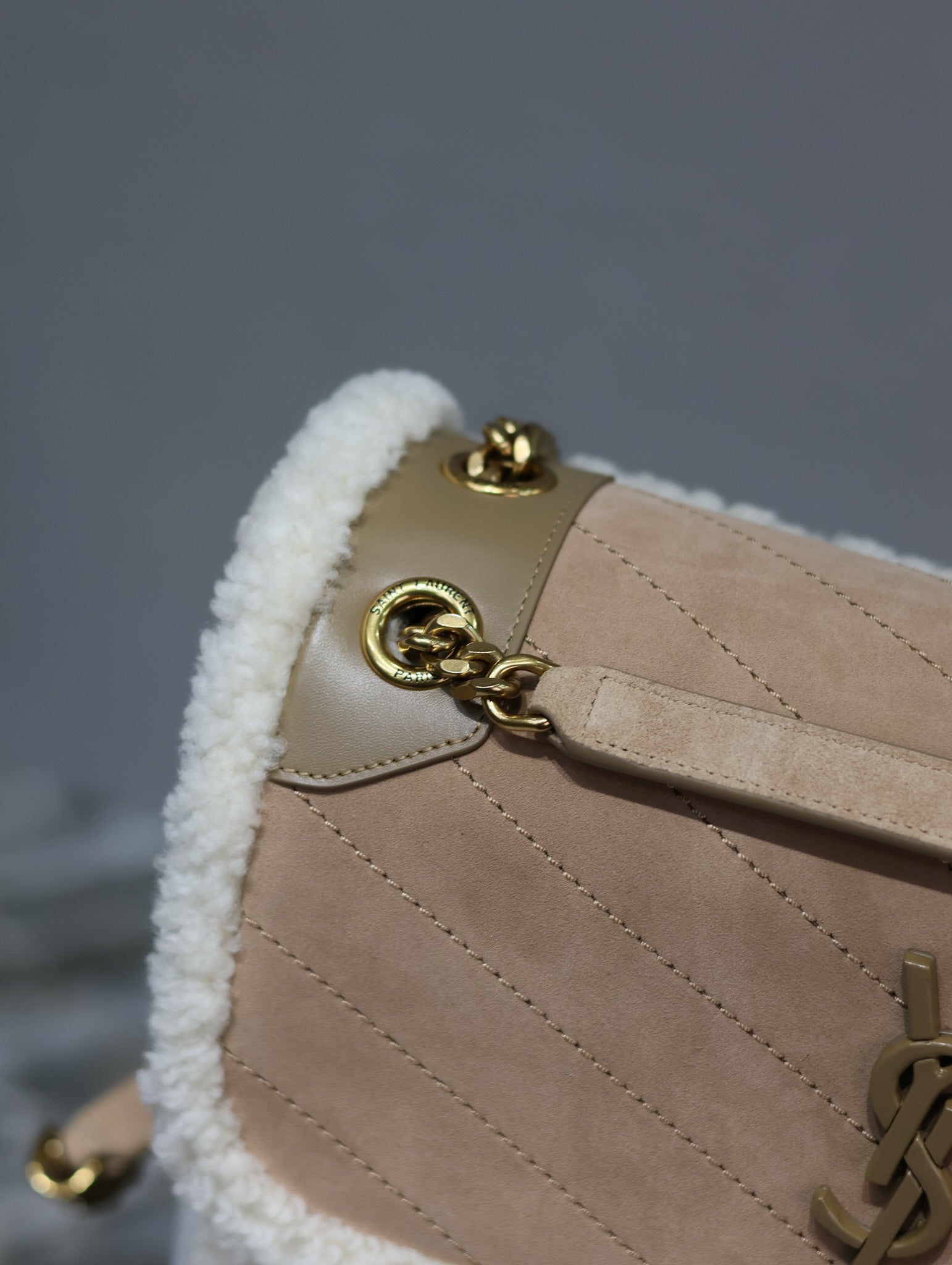 SAINT LAURENT NIKI MEDIUM 28 IN CAMEL SUEDE AND WHITE SHEARLING