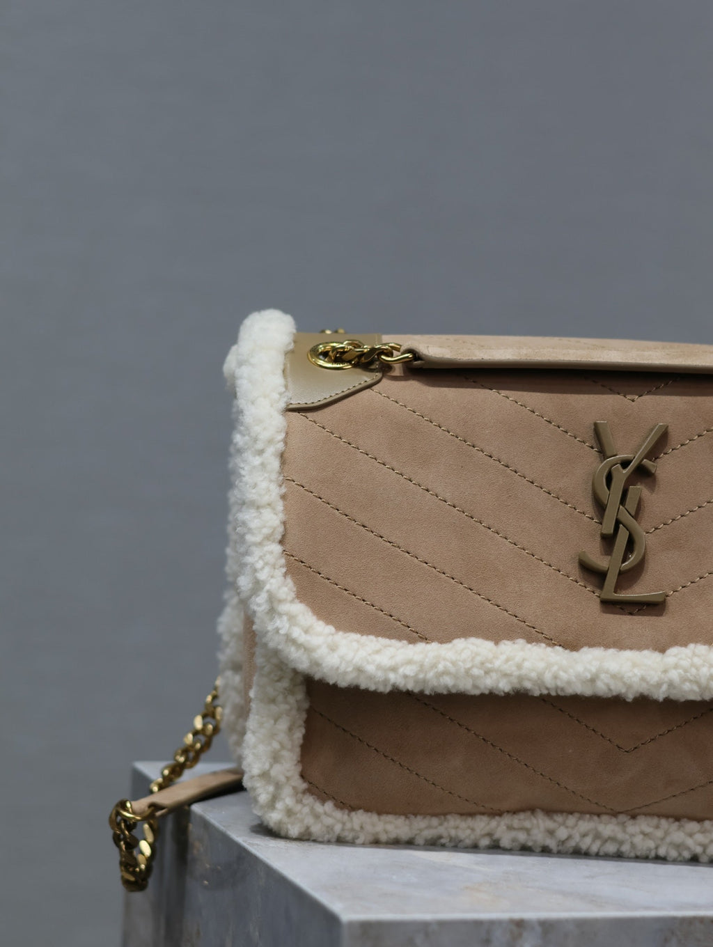 SAINT LAURENT NIKI MEDIUM 28 IN CAMEL SUEDE AND WHITE SHEARLING