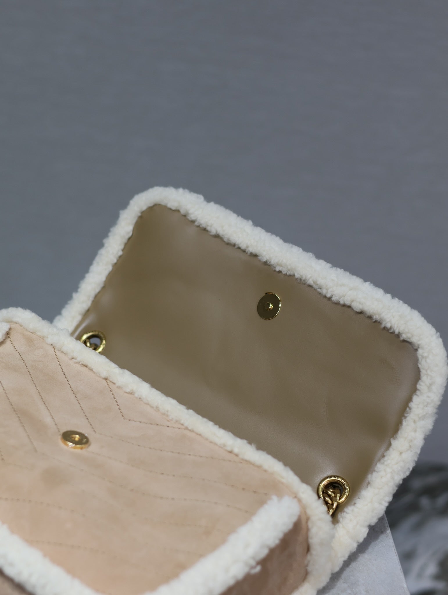 SAINT LAURENT NIKI MEDIUM 28 IN CAMEL SUEDE AND WHITE SHEARLING