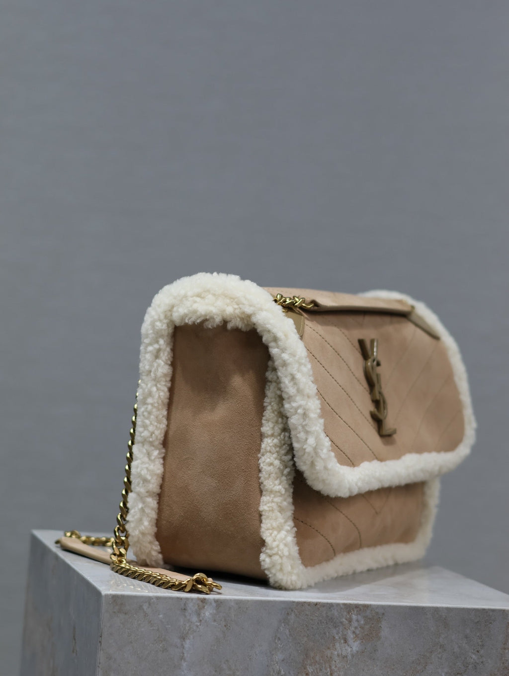 SAINT LAURENT NIKI MEDIUM 28 IN CAMEL SUEDE AND WHITE SHEARLING