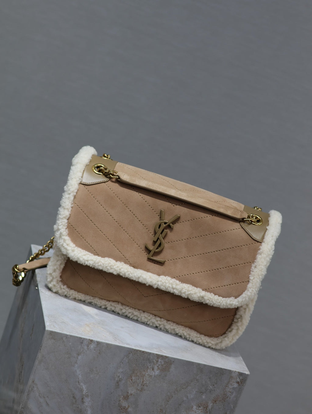 SAINT LAURENT NIKI MEDIUM 28 IN CAMEL SUEDE AND WHITE SHEARLING