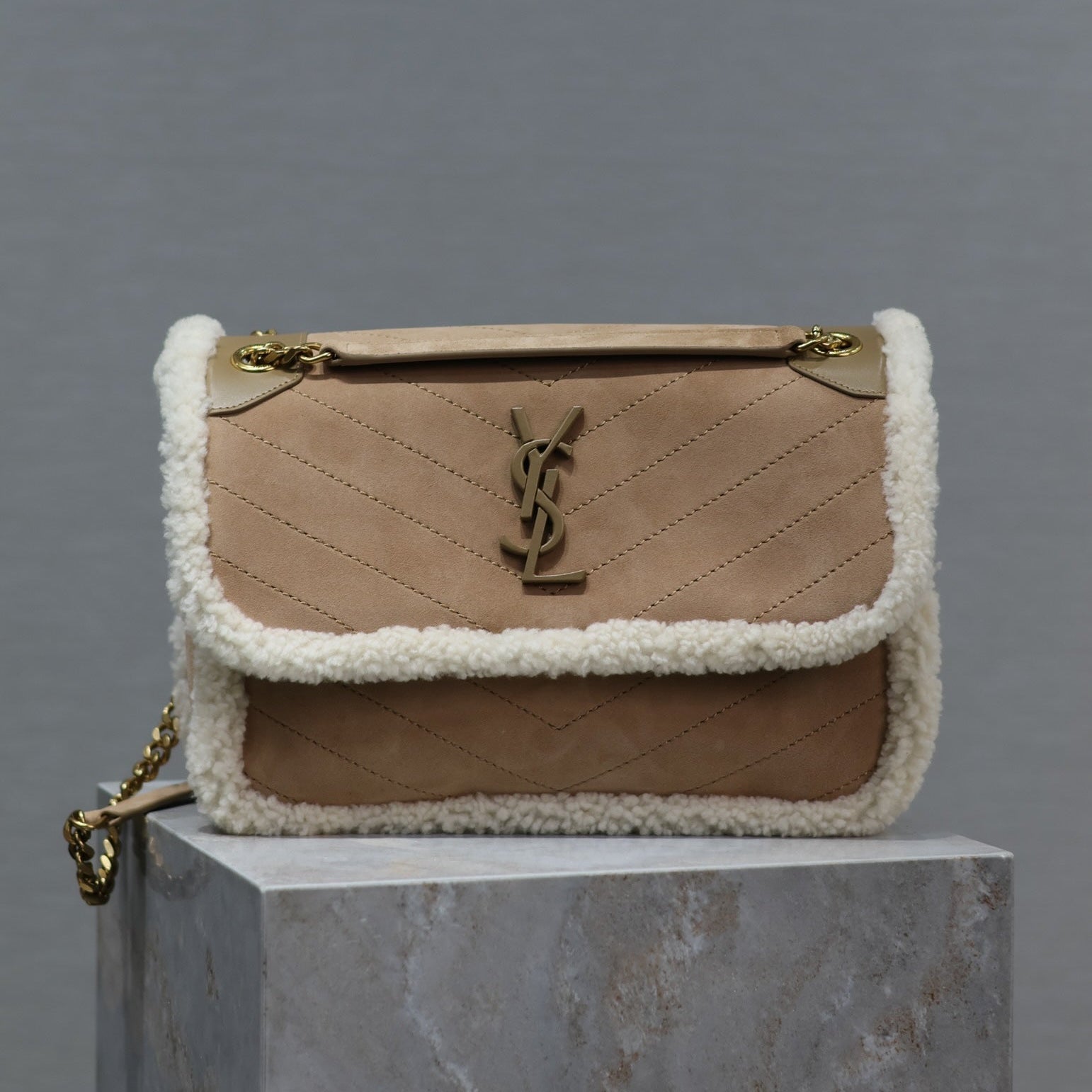 SAINT LAURENT NIKI MEDIUM 28 IN CAMEL SUEDE AND WHITE SHEARLING