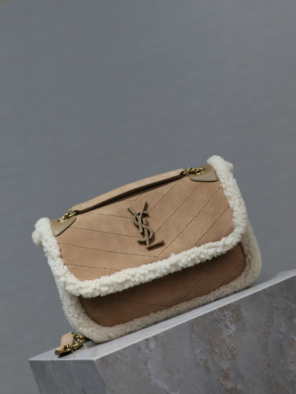 SAINT LAURENT NIKI SMALL 22 IN CAMEL SUEDE AND WHITE SHEARLING
