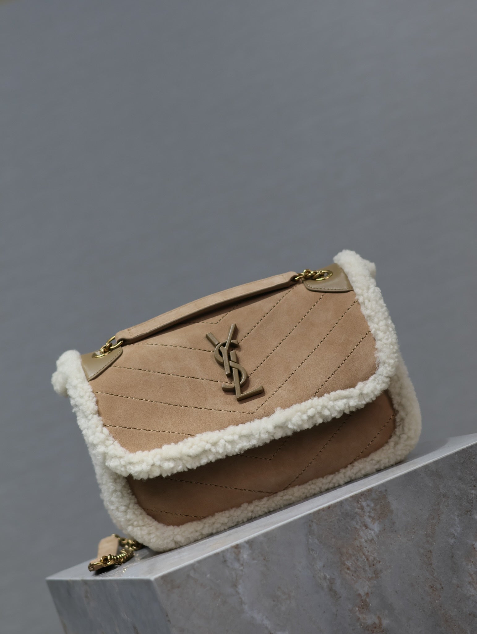 SAINT LAURENT NIKI SMALL 22 IN CAMEL SUEDE AND WHITE SHEARLING