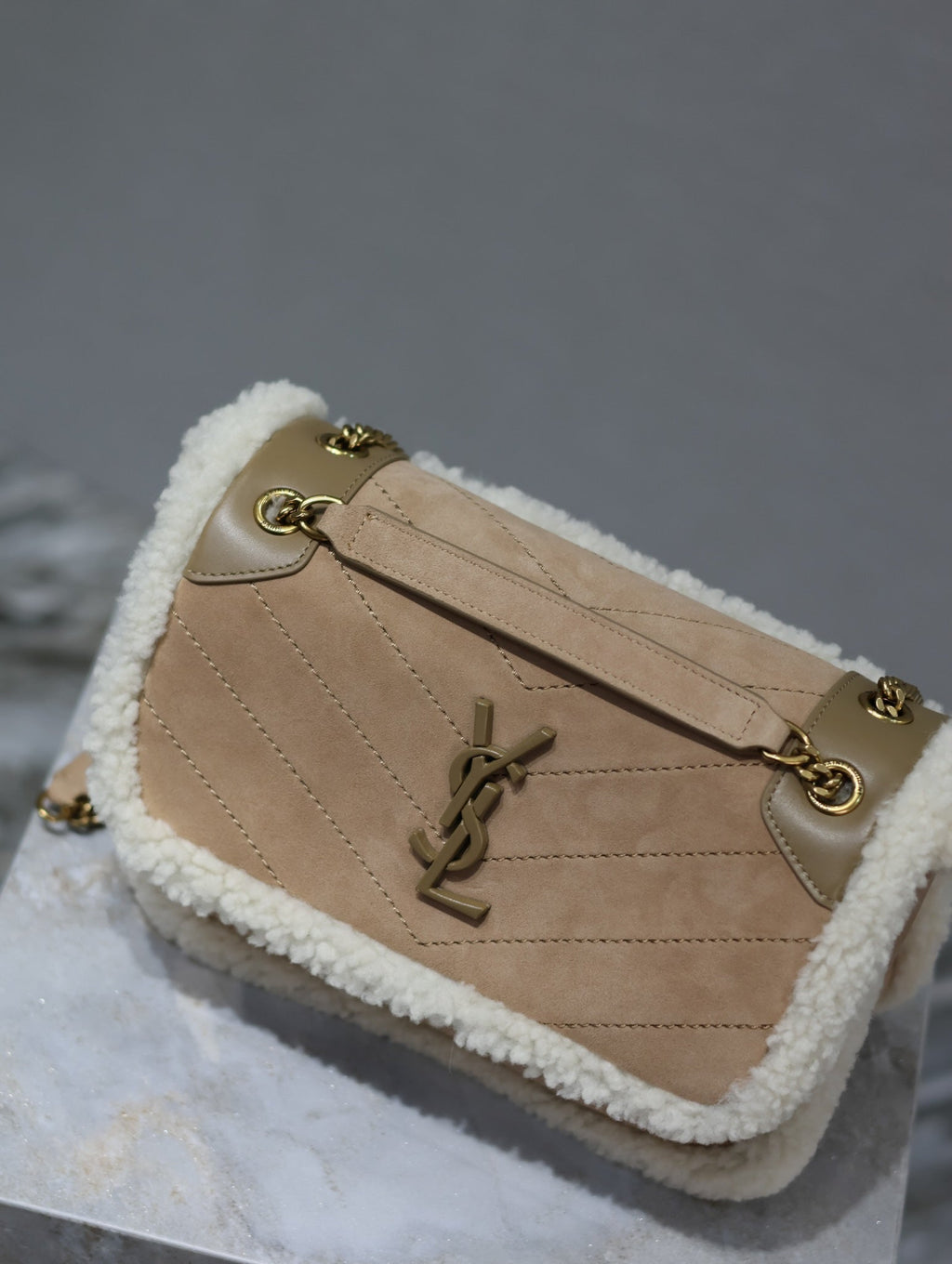 SAINT LAURENT NIKI SMALL 22 IN CAMEL SUEDE AND WHITE SHEARLING