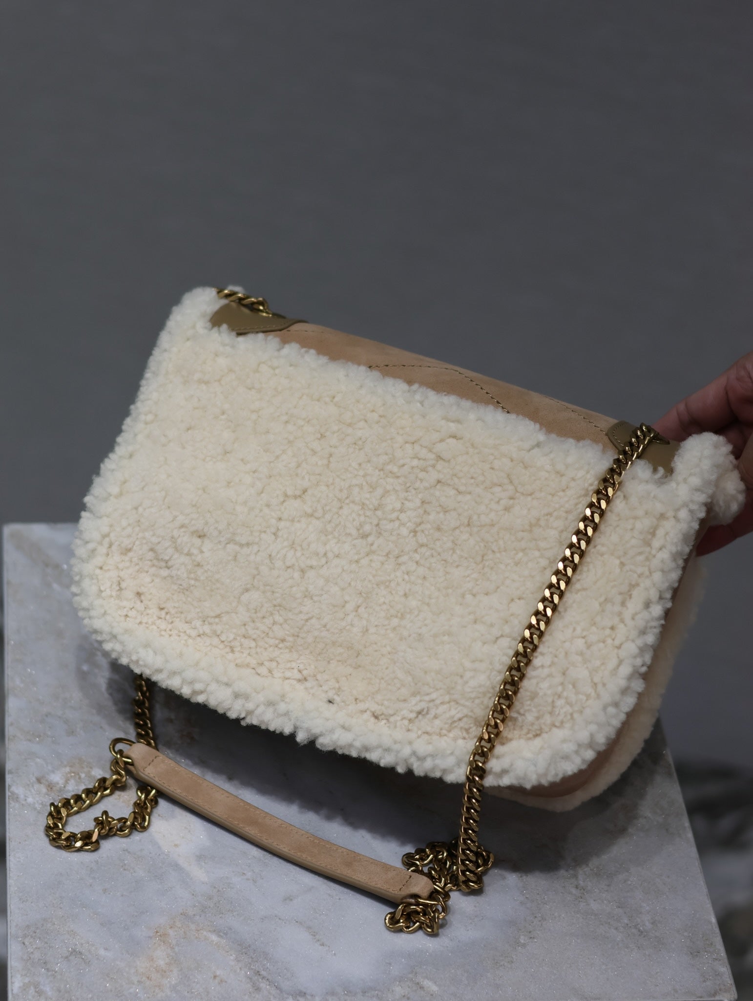 SAINT LAURENT NIKI SMALL 22 IN CAMEL SUEDE AND WHITE SHEARLING