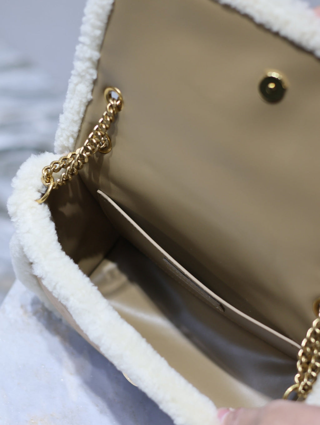 SAINT LAURENT NIKI SMALL 22 IN CAMEL SUEDE AND WHITE SHEARLING