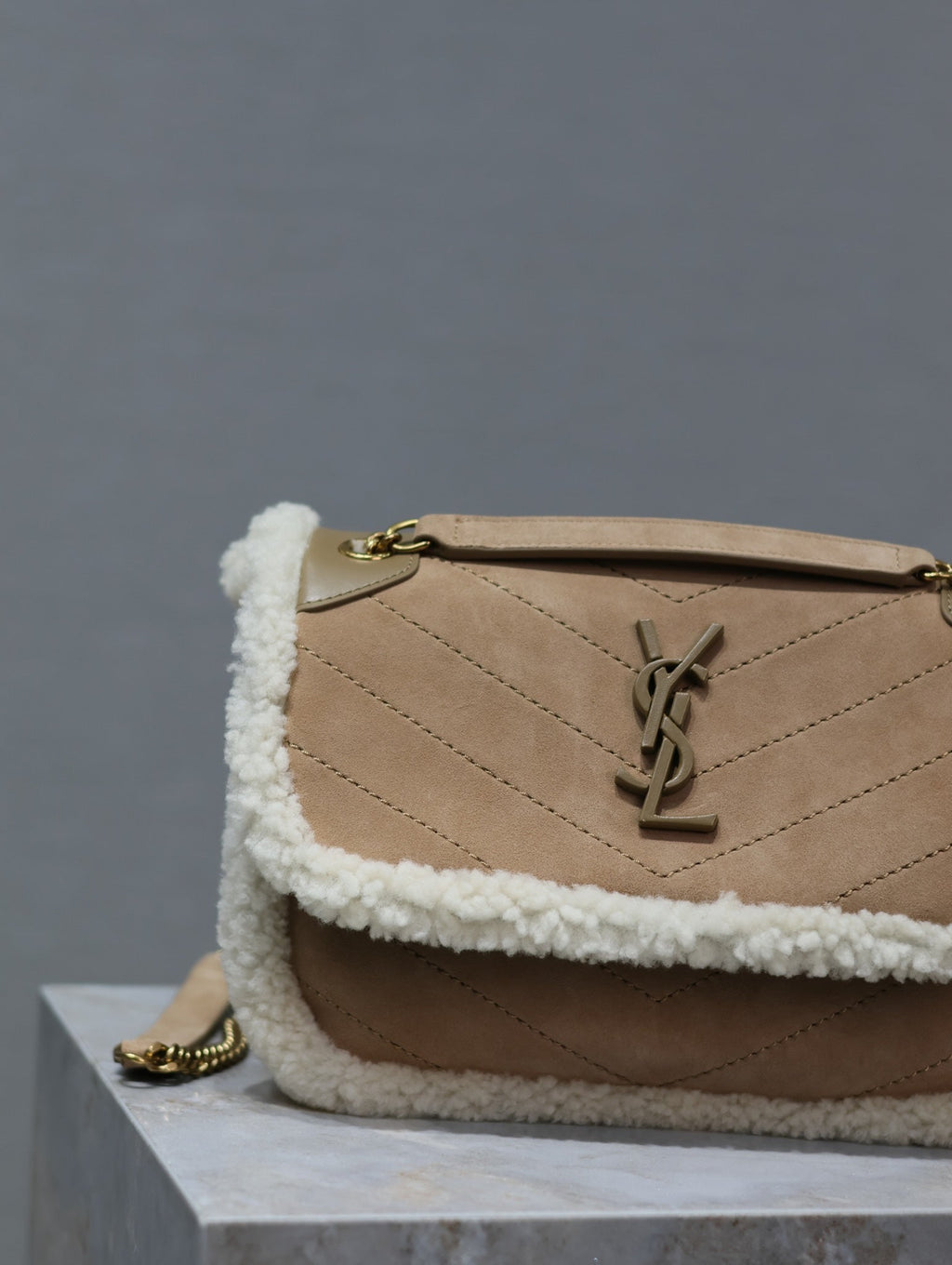 SAINT LAURENT NIKI SMALL 22 IN CAMEL SUEDE AND WHITE SHEARLING