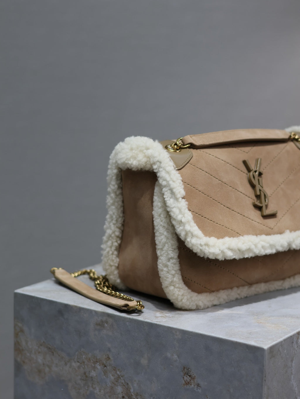 SAINT LAURENT NIKI SMALL 22 IN CAMEL SUEDE AND WHITE SHEARLING