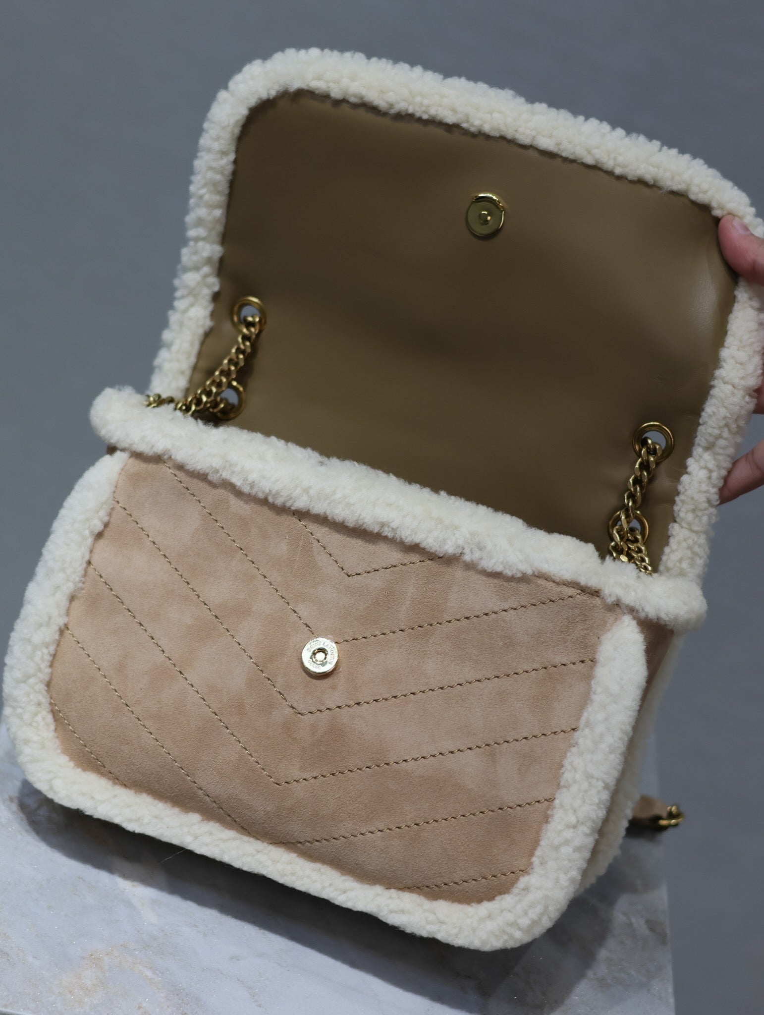 SAINT LAURENT NIKI SMALL 22 IN CAMEL SUEDE AND WHITE SHEARLING