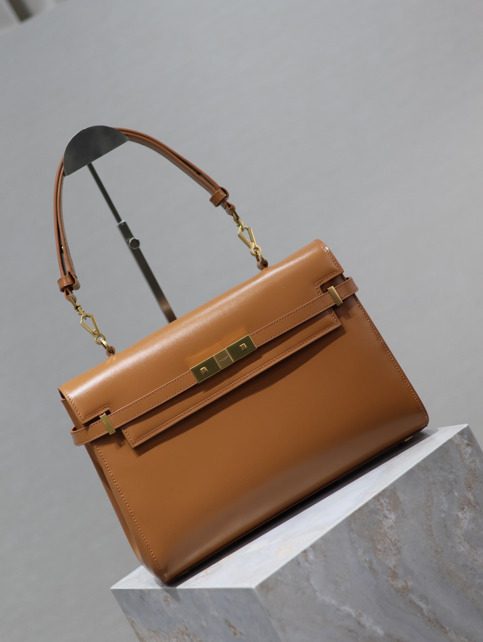 SAINT LAURENT MANHATTAN HANDBAG 32 IN CINNAMON BROWN CALFSKIN GOLD HARDWARE